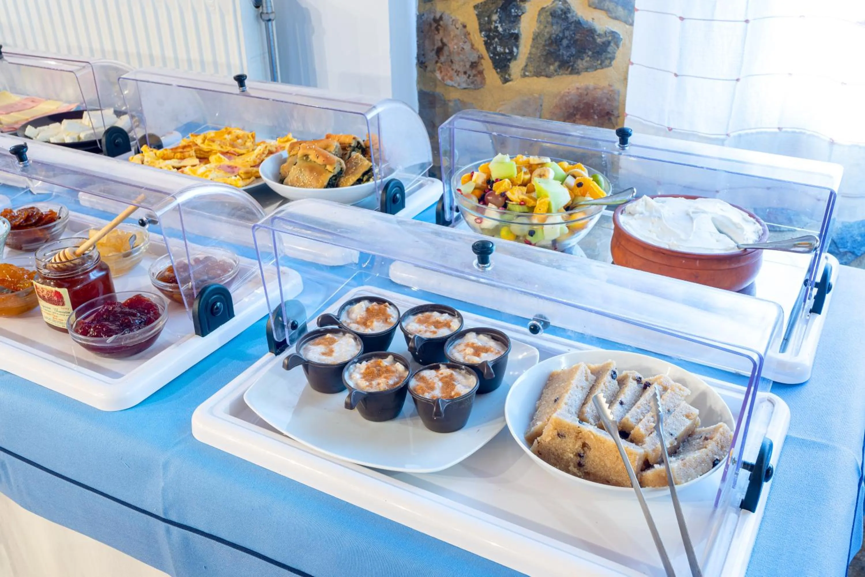 Food and drinks in Hotel PARALIAKO Kyparissi