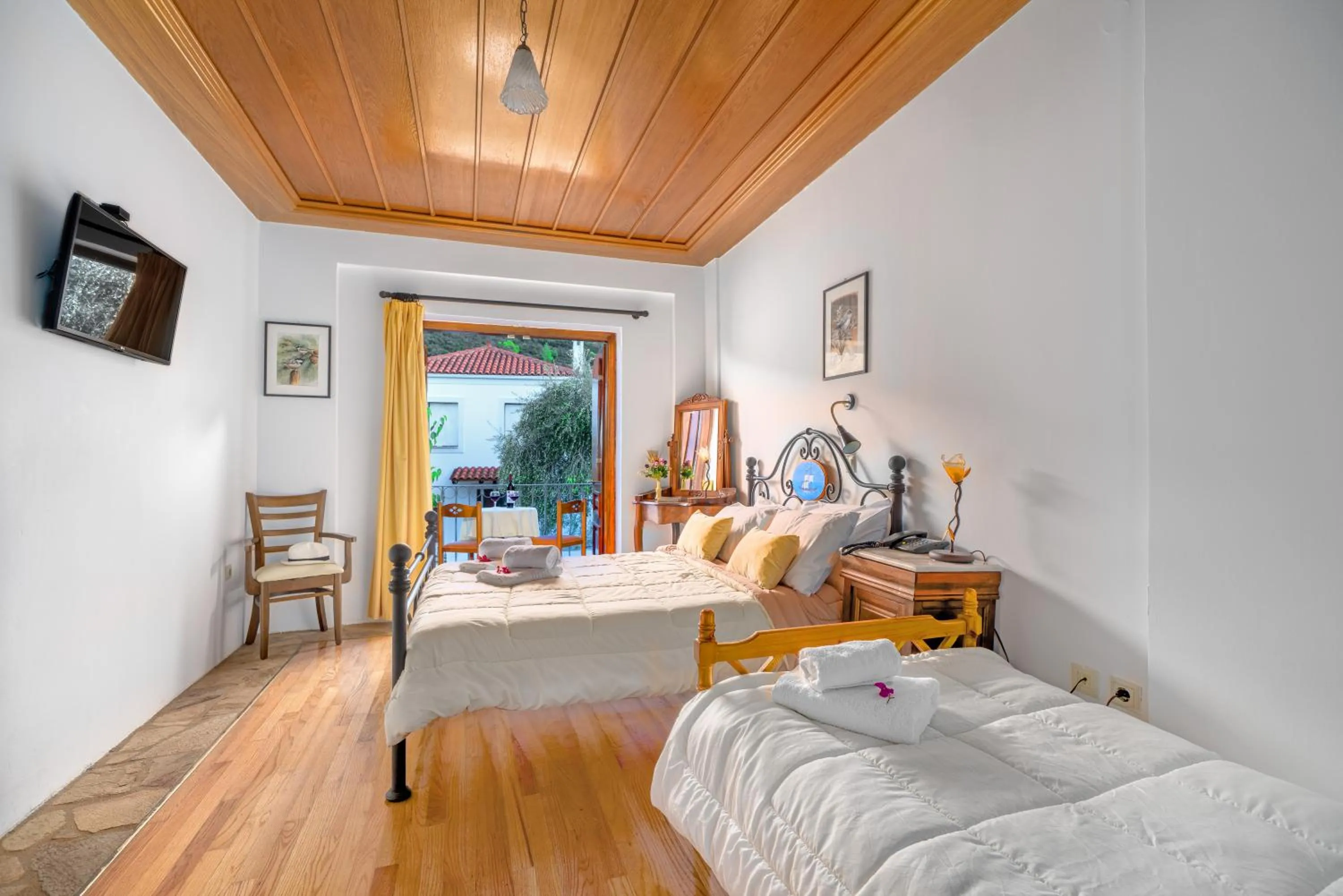 Photo of the whole room, Bed in Hotel PARALIAKO Kyparissi