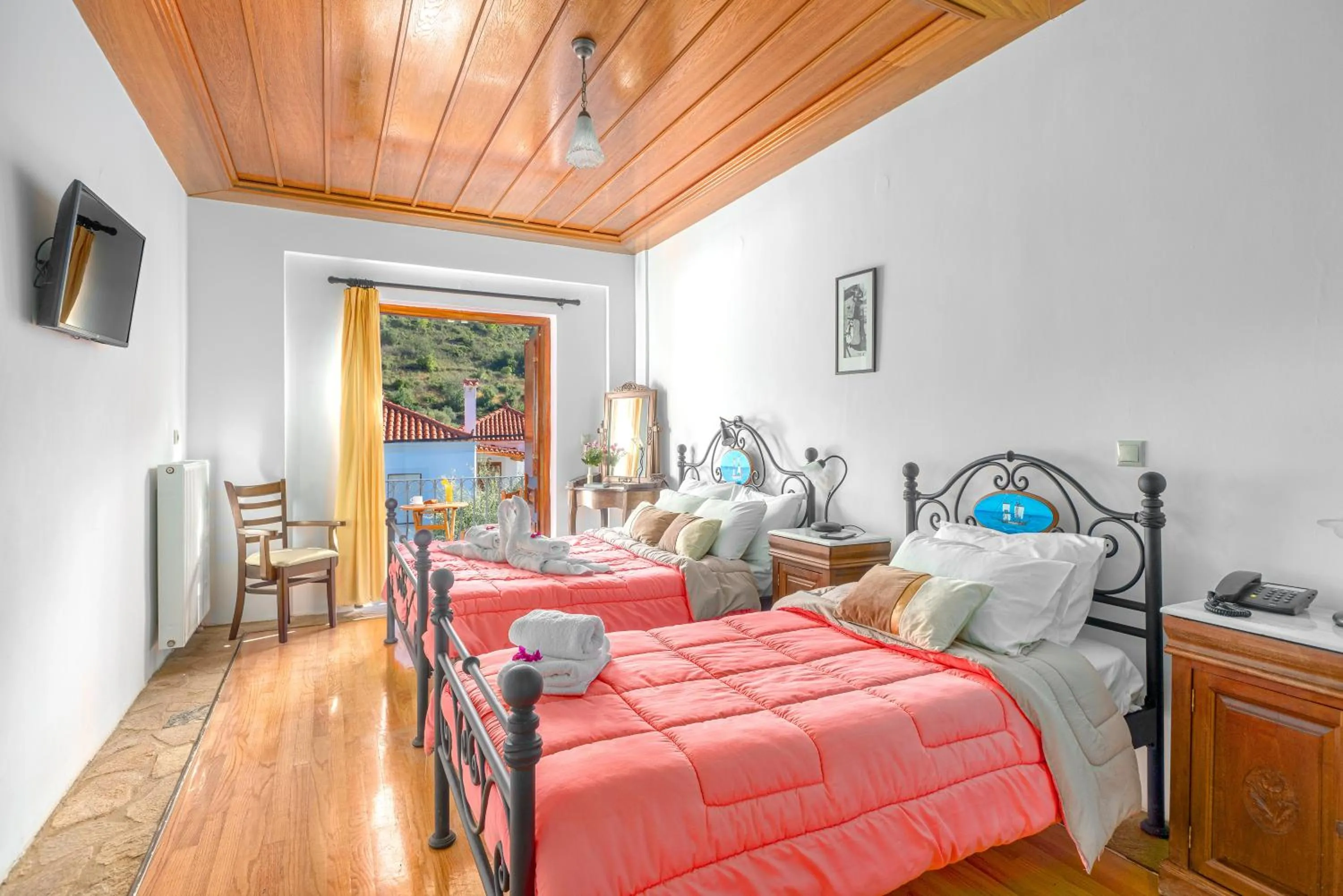 Photo of the whole room, Bed in Hotel PARALIAKO Kyparissi