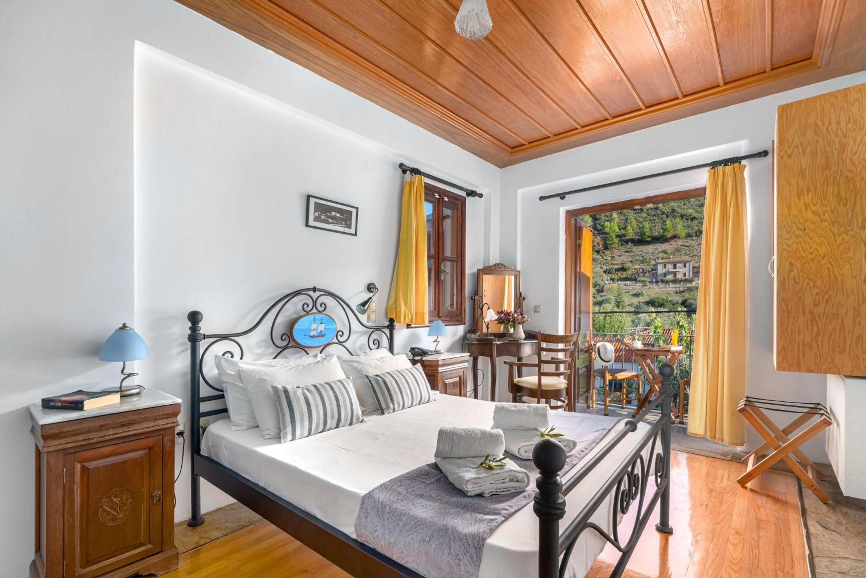 Photo of the whole room, Bed in Hotel PARALIAKO Kyparissi