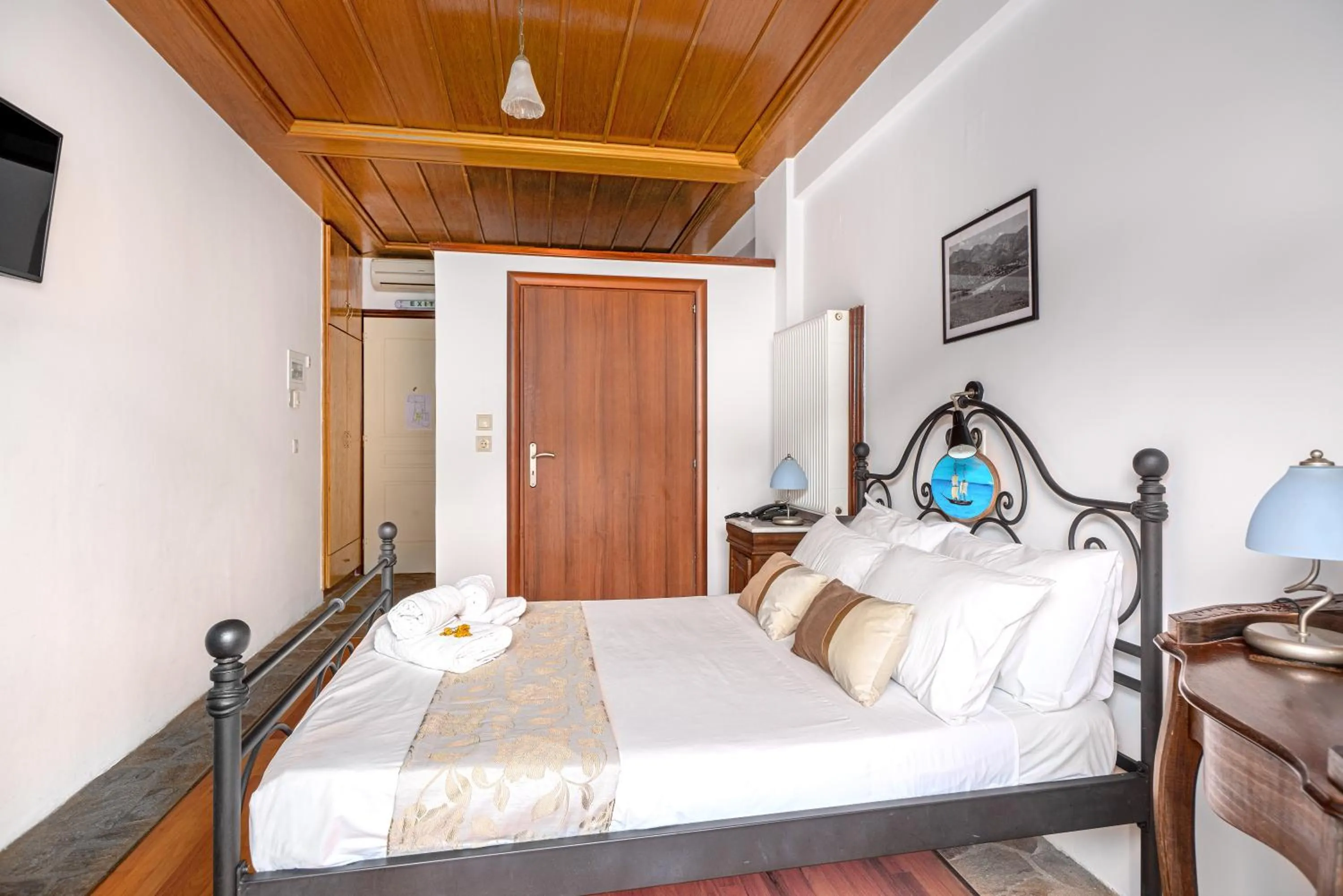 Bed in Hotel PARALIAKO Kyparissi