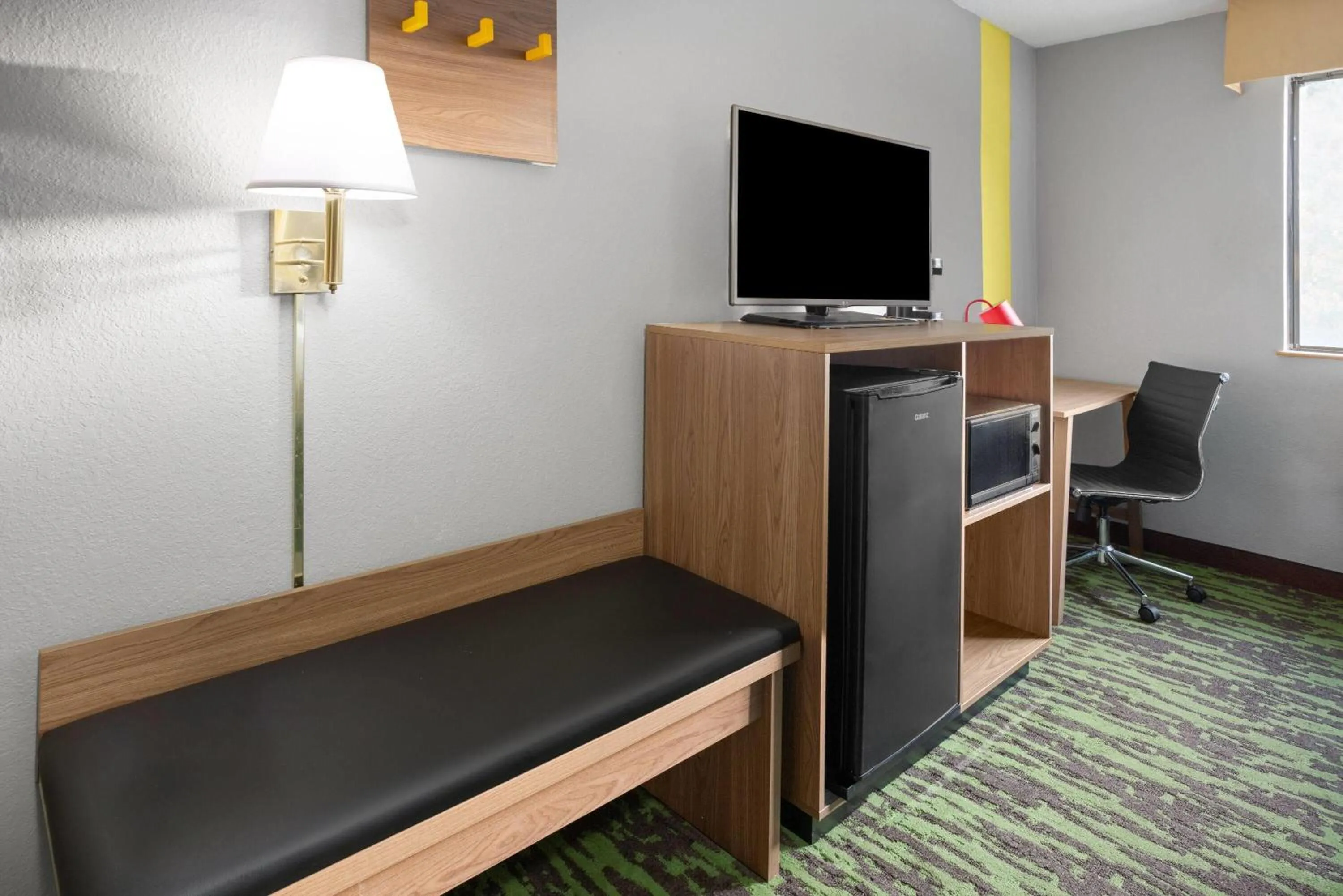 Photo of the whole room in Super 8 by Wyndham New Stanton