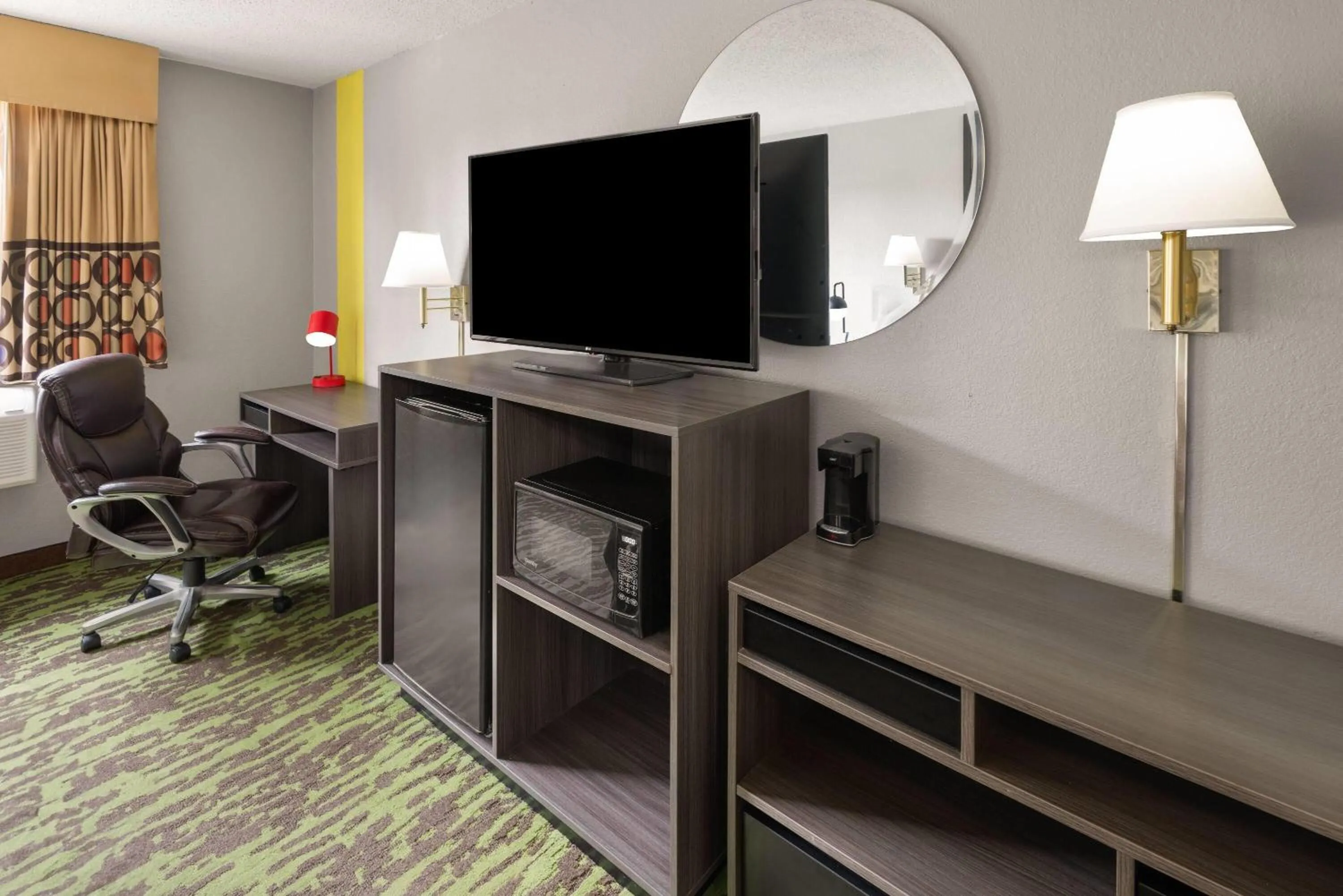 Photo of the whole room in Super 8 by Wyndham New Stanton