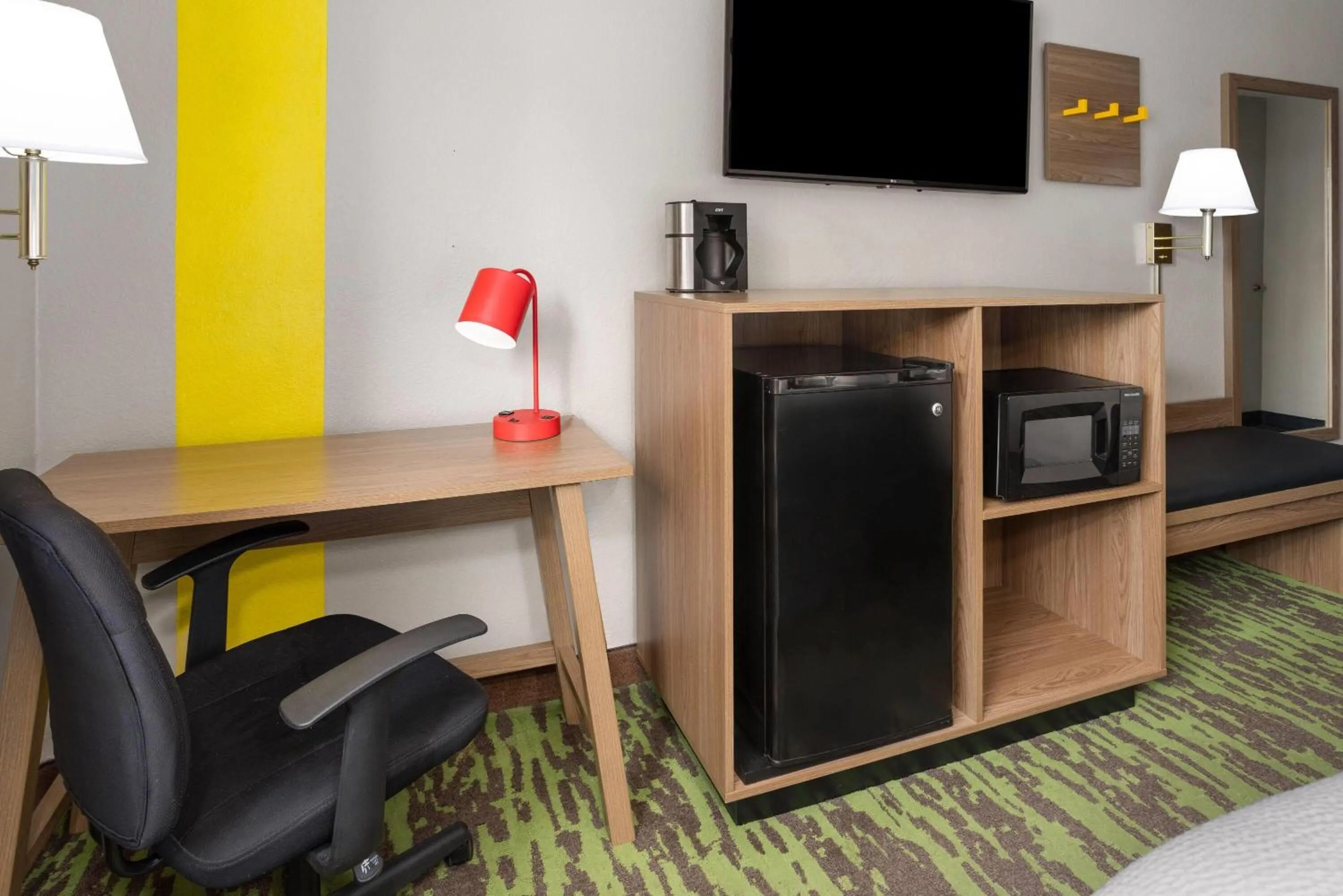 Photo of the whole room in Super 8 by Wyndham New Stanton