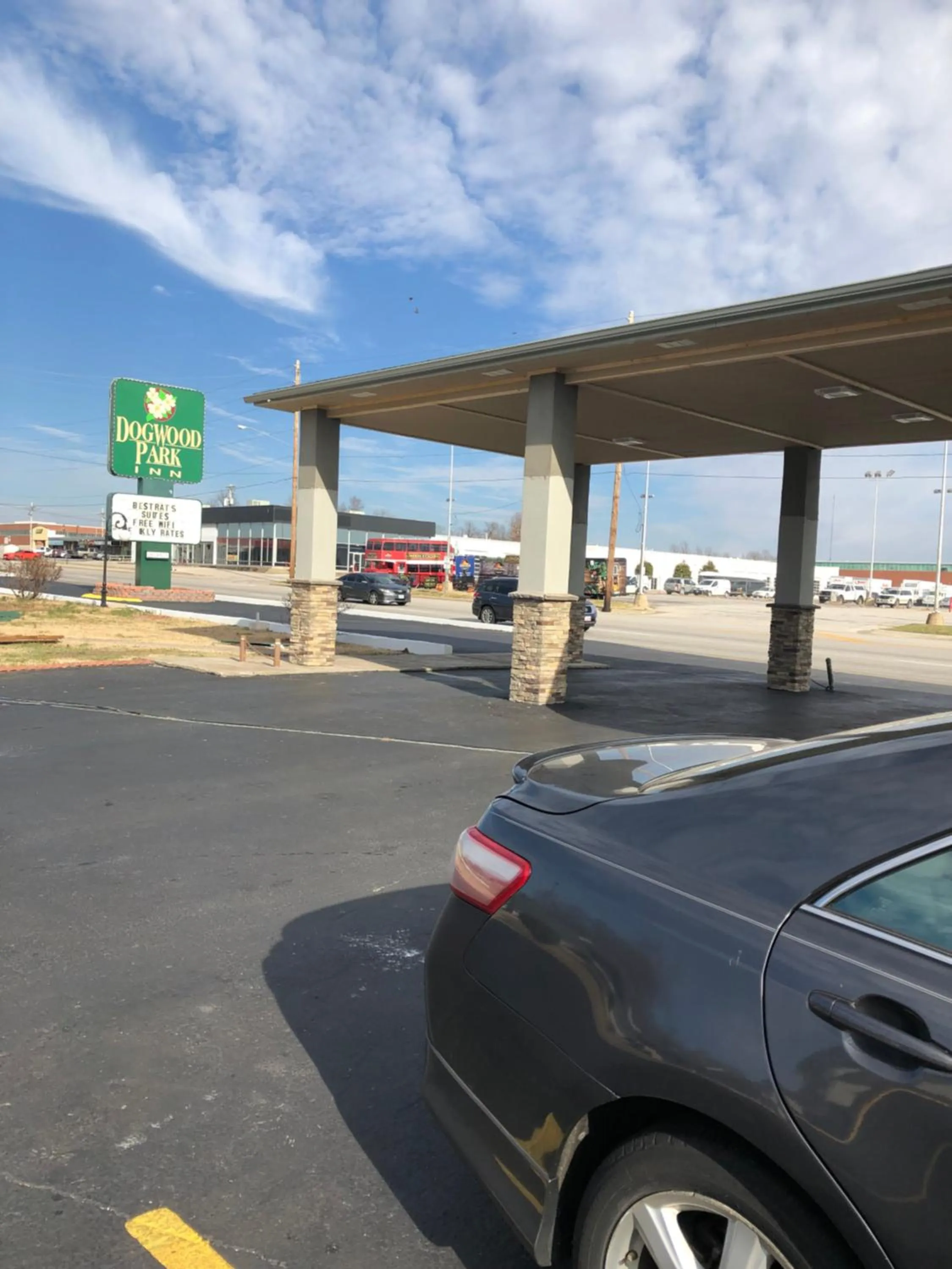 Property building in Dogwood Park Inn
