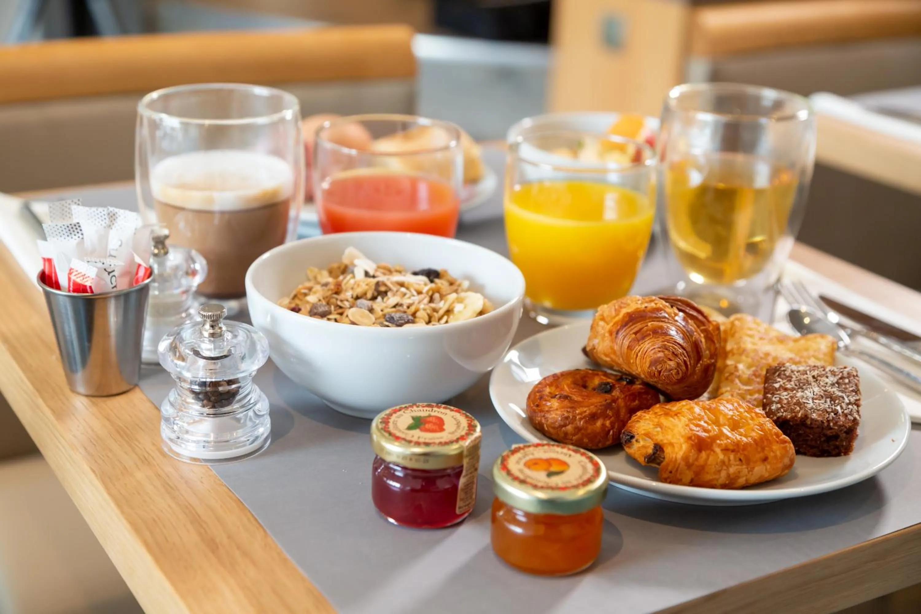 Food and drinks in Tour de Nesle La Rochelle Vieux Port 3 etoiles