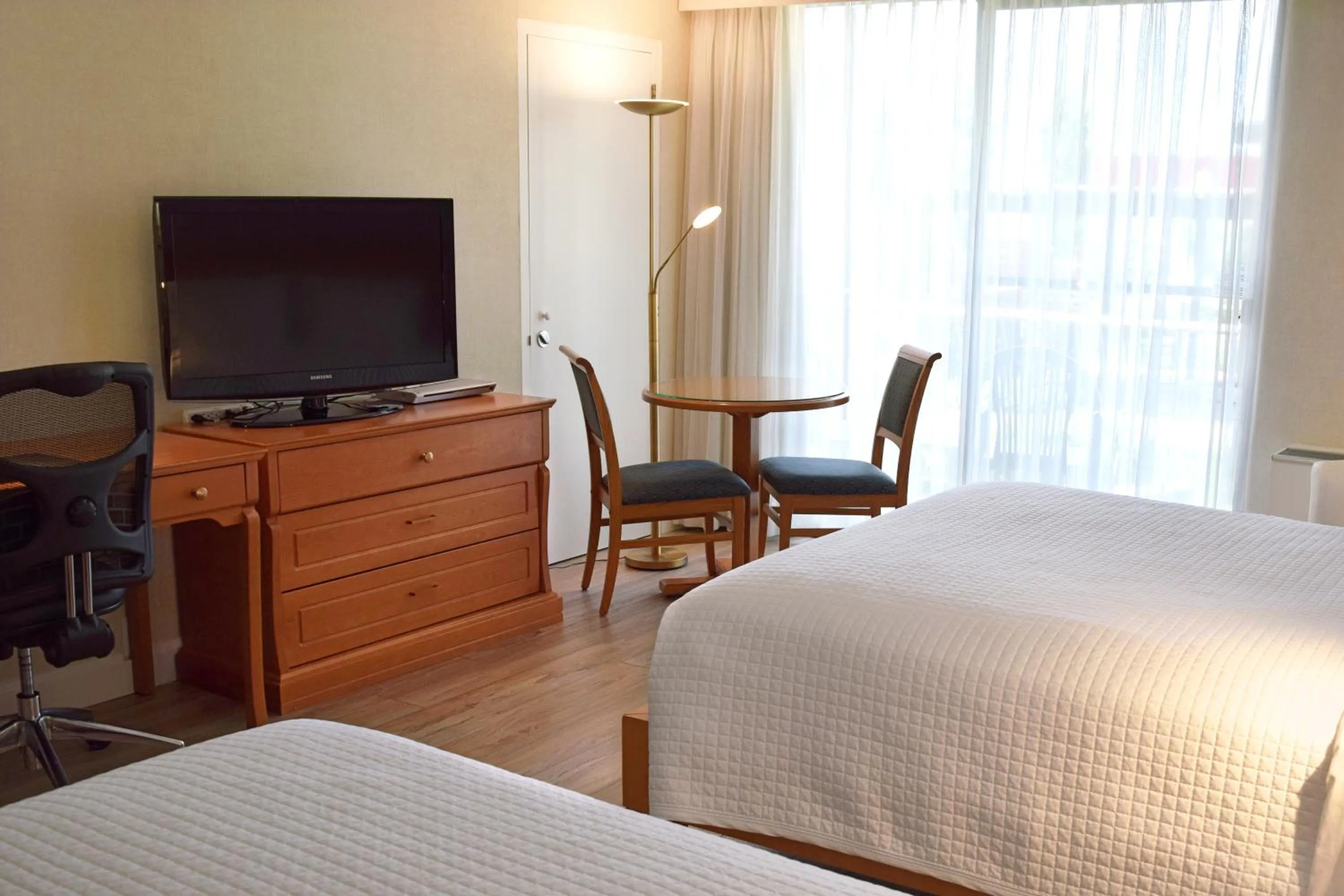 TV and multimedia, Bed in Hôtel Castel