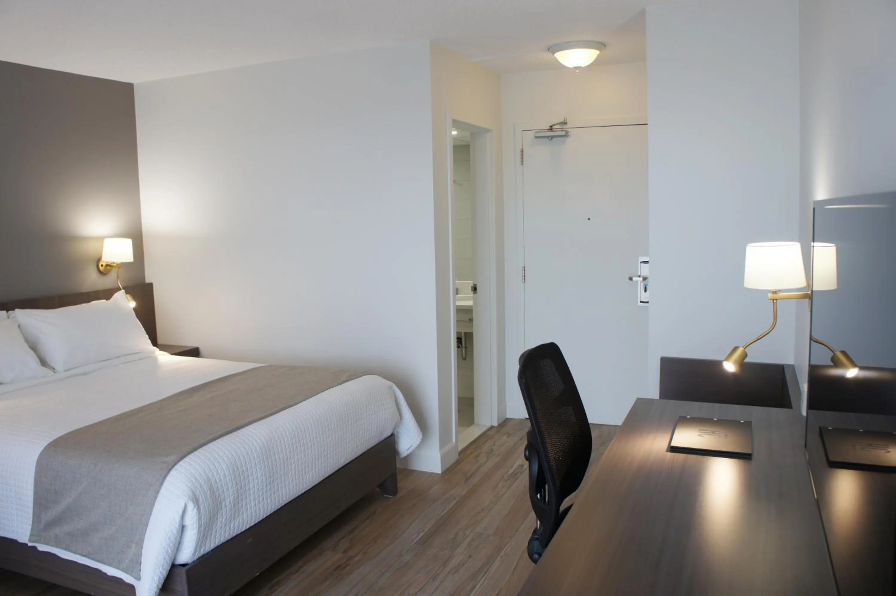 Seating area, Bed in Hôtel Castel