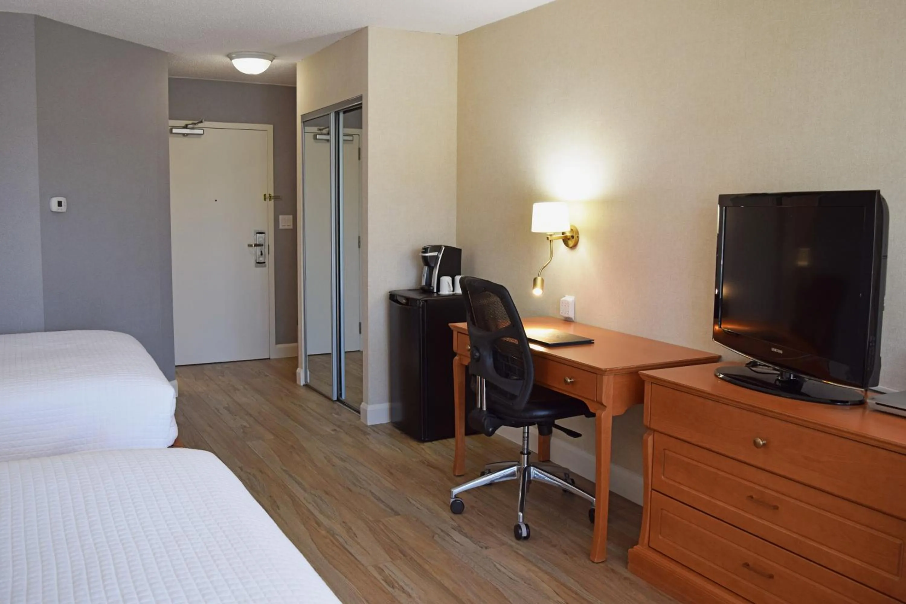 TV and multimedia, Bed in Hôtel Castel