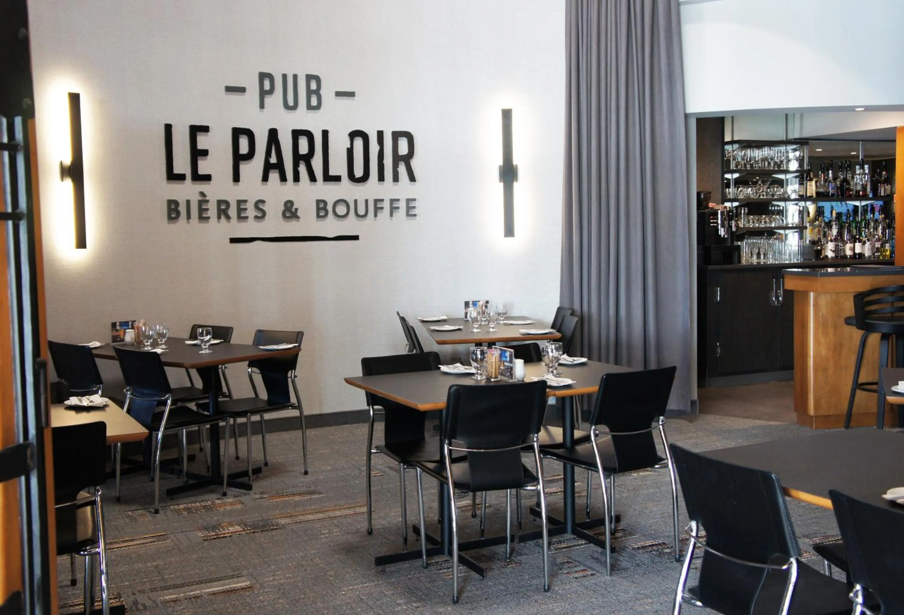 Restaurant/places to eat in Hôtel Castel