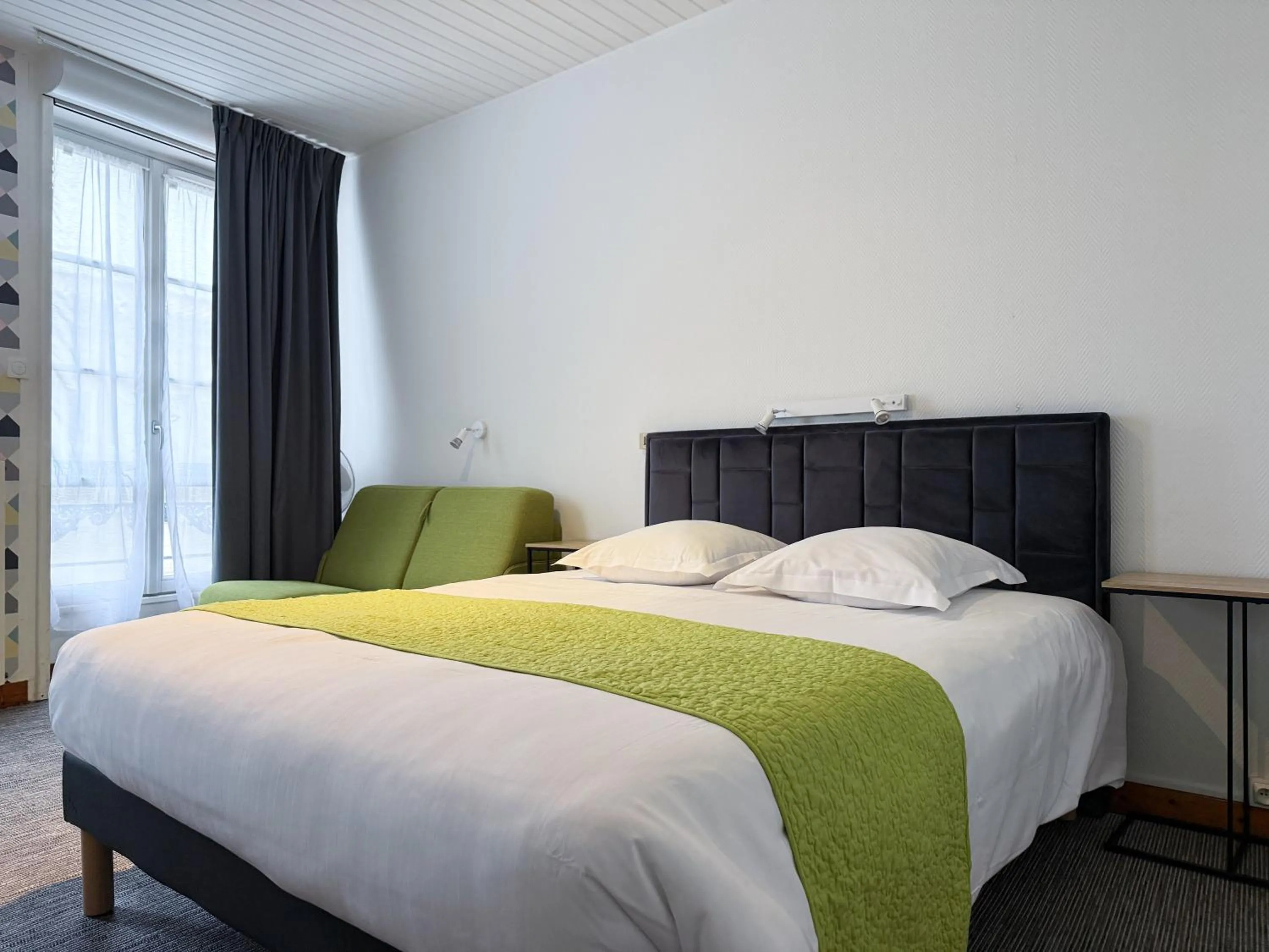 Photo of the whole room, Bed in Hotel de Paris