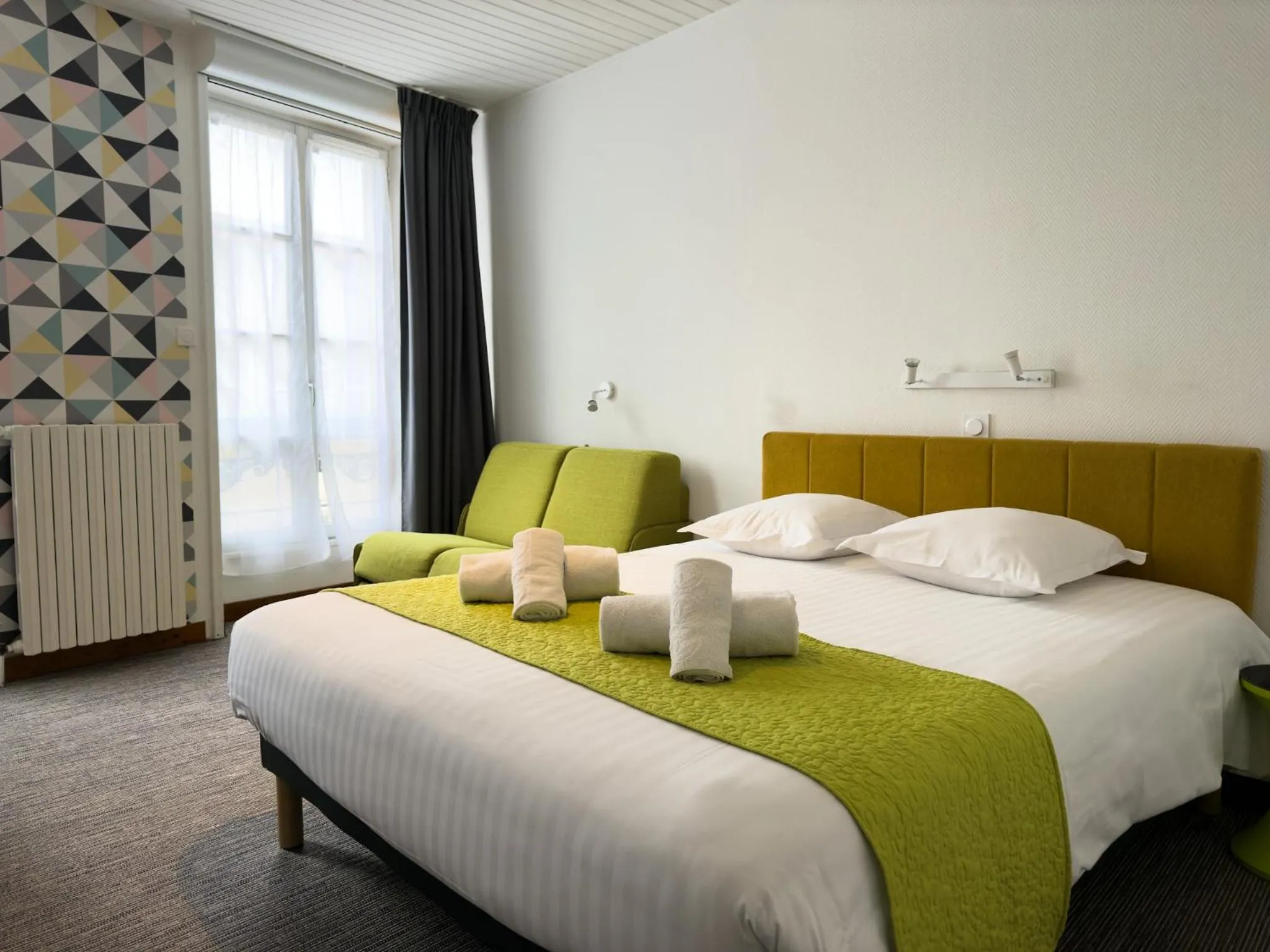 Photo of the whole room, Bed in Hotel de Paris