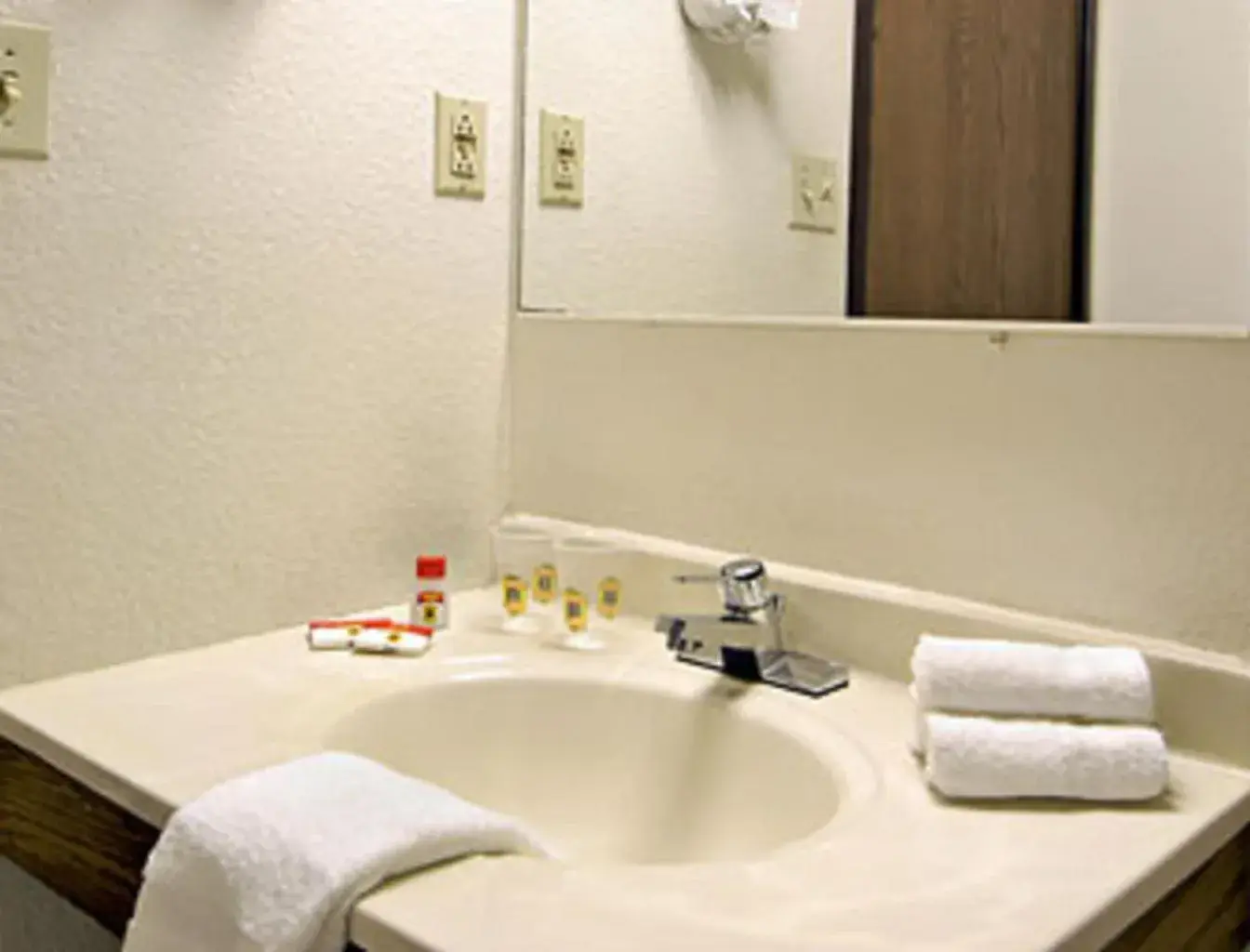 King Room -Smoking in Super 8 by Wyndham Twinsburg/Cleveland Area King Room -Smoking in Super 8 by Wyndham Twinsburg/Cleveland Area