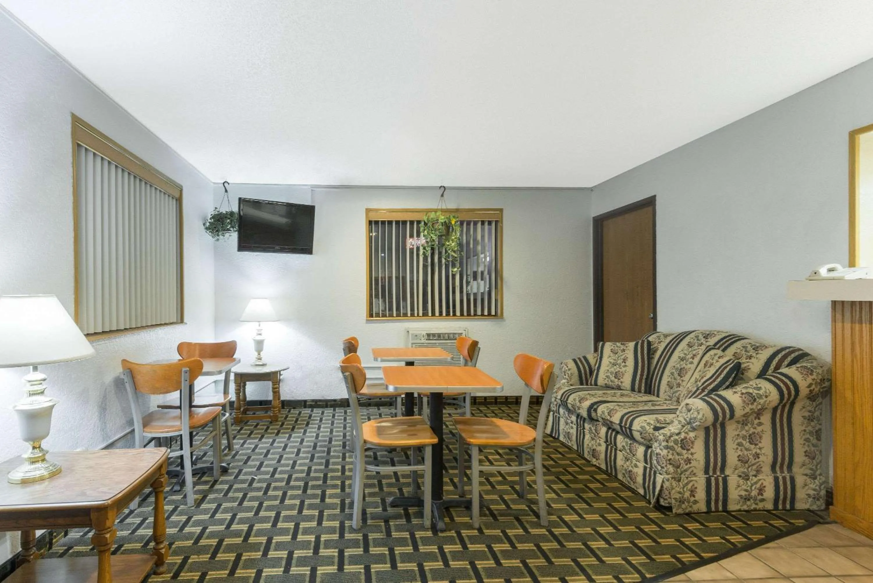 Lobby or reception in Super 8 by Wyndham Twinsburg/Cleveland Area