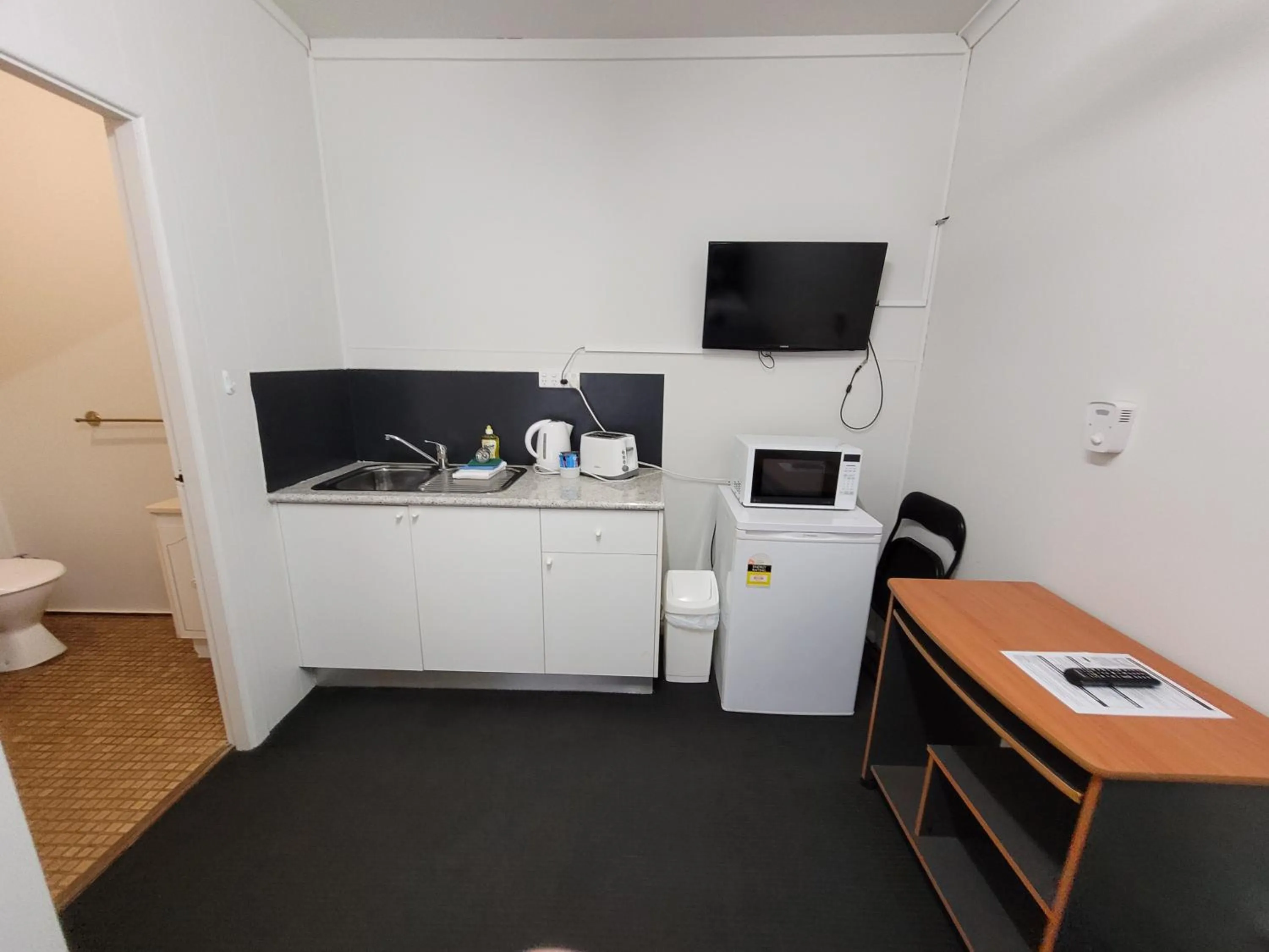 Kitchen or kitchenette in Jabiru Motel