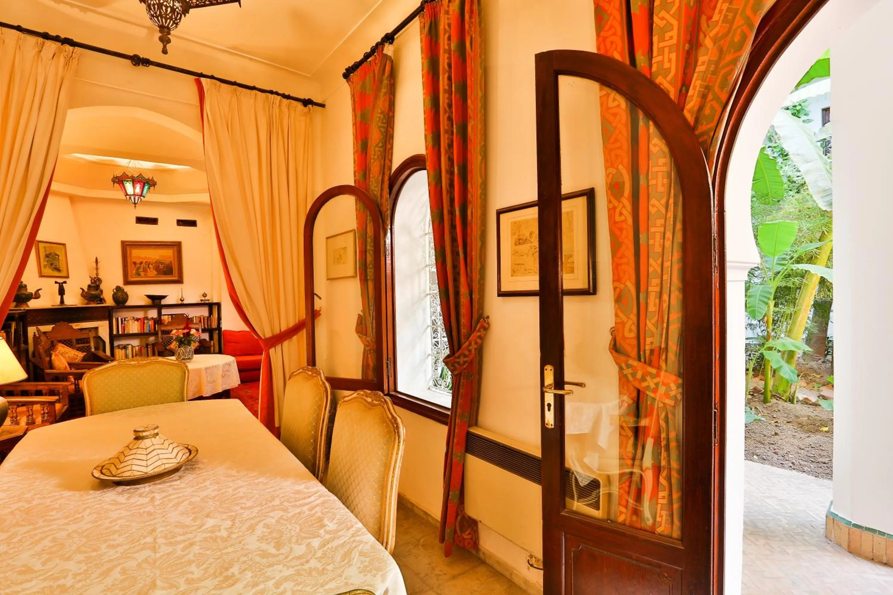 Restaurant/places to eat, Bed in Riad Dar El Assafir
