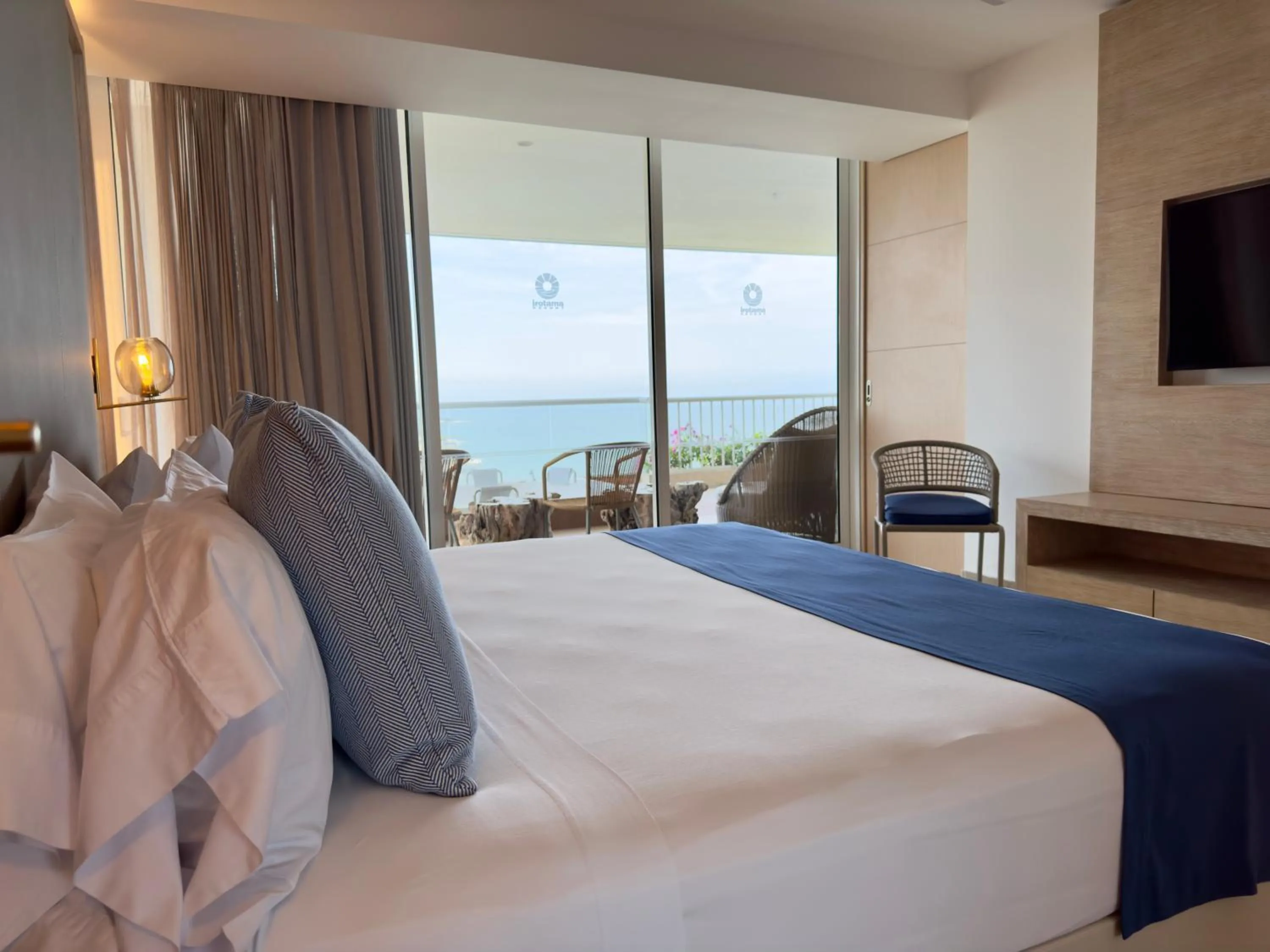 Bed in Hotel Irotama Lago