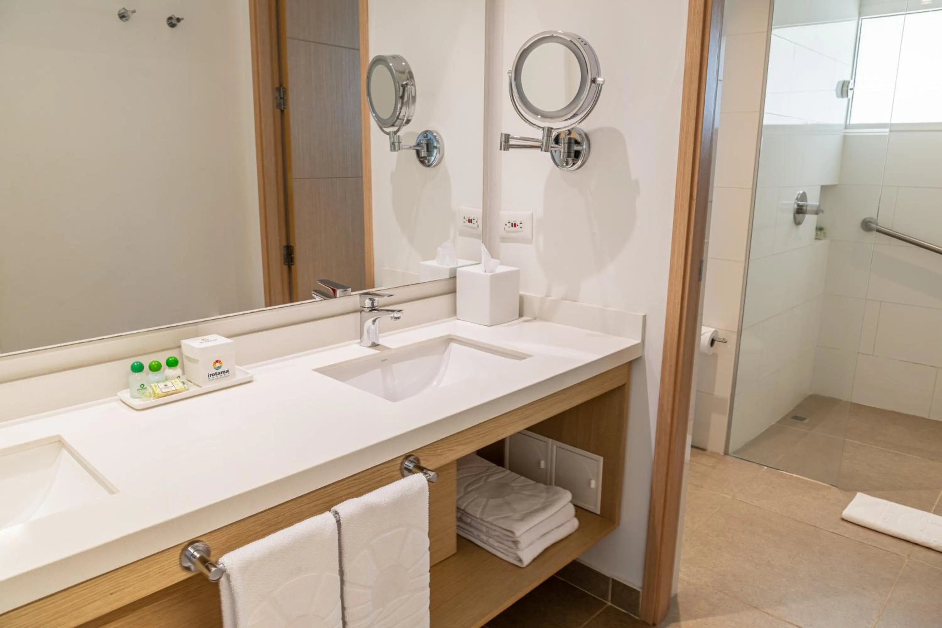 Shower in Hotel Irotama Lago