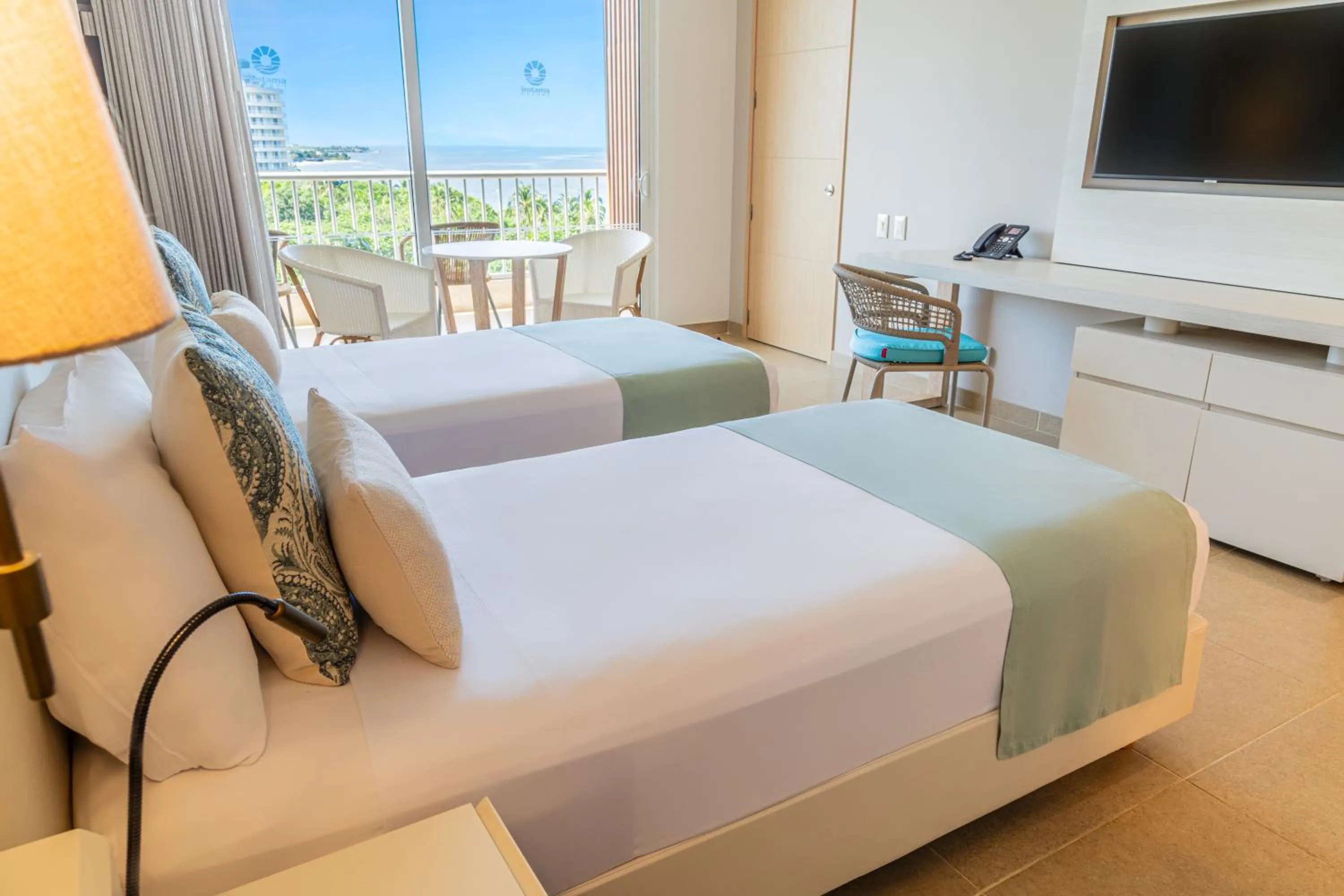 Bed in Hotel Irotama Lago