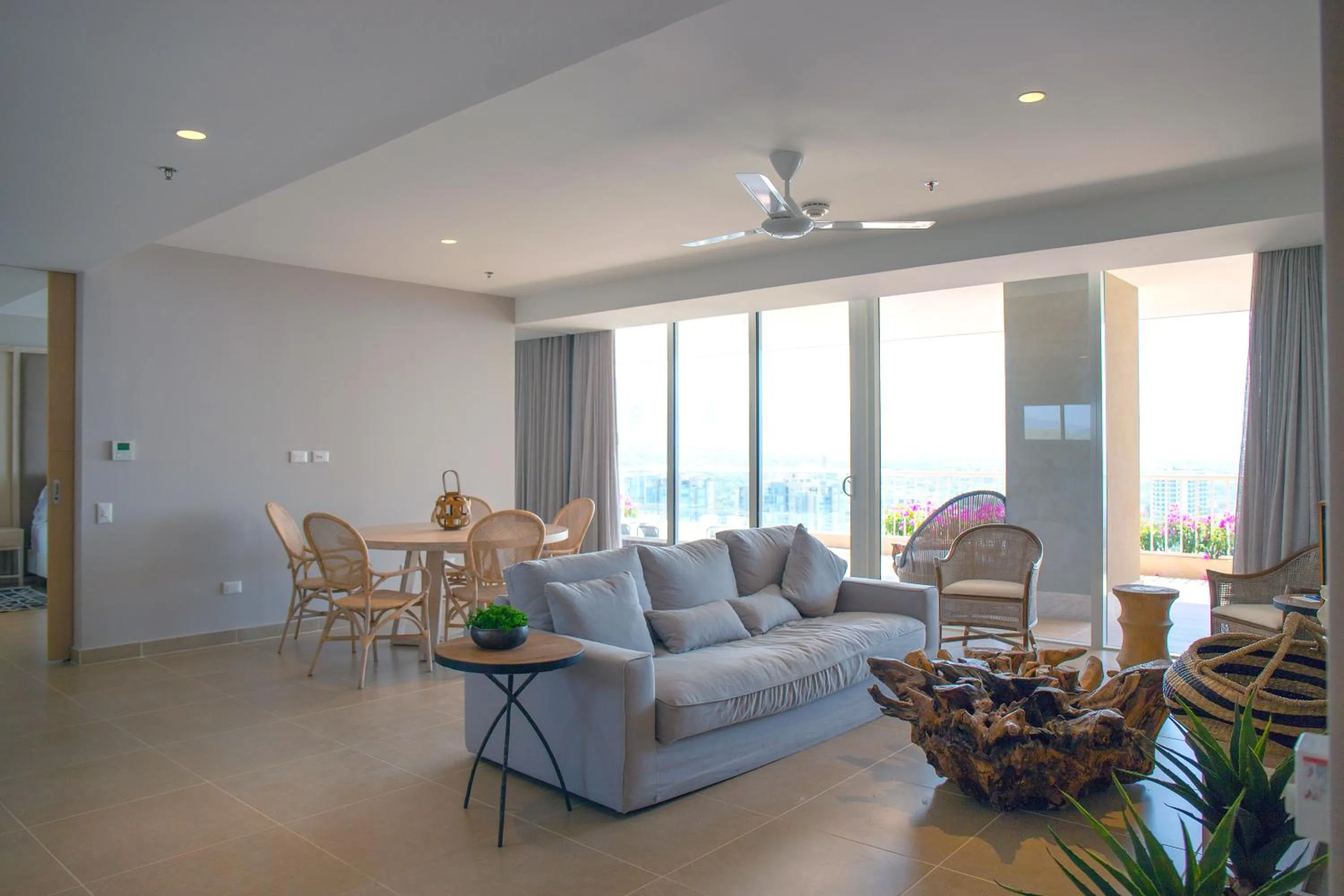 Communal lounge/ TV room in Hotel Irotama Lago