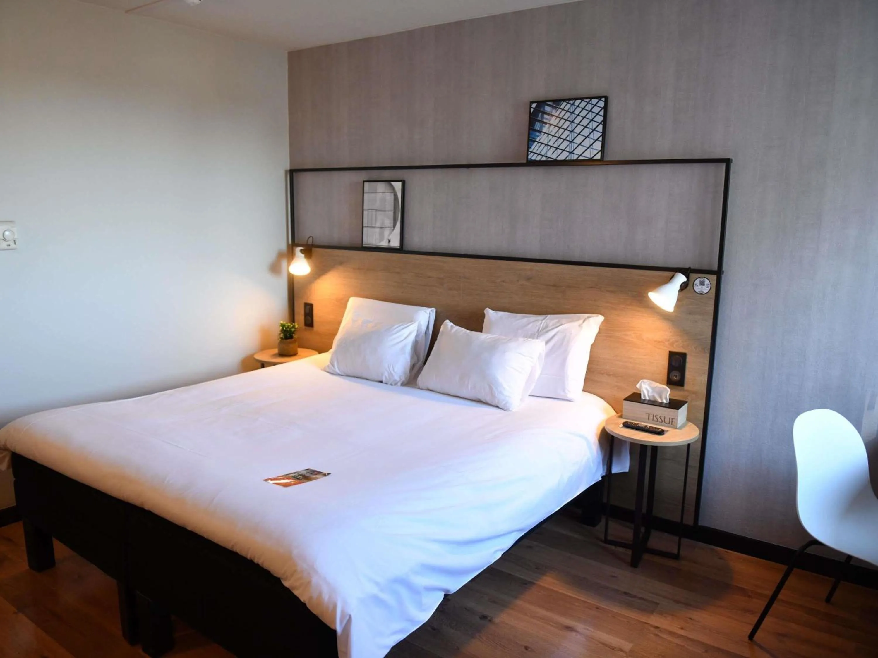 Bedroom, Bed in ibis Chateauroux