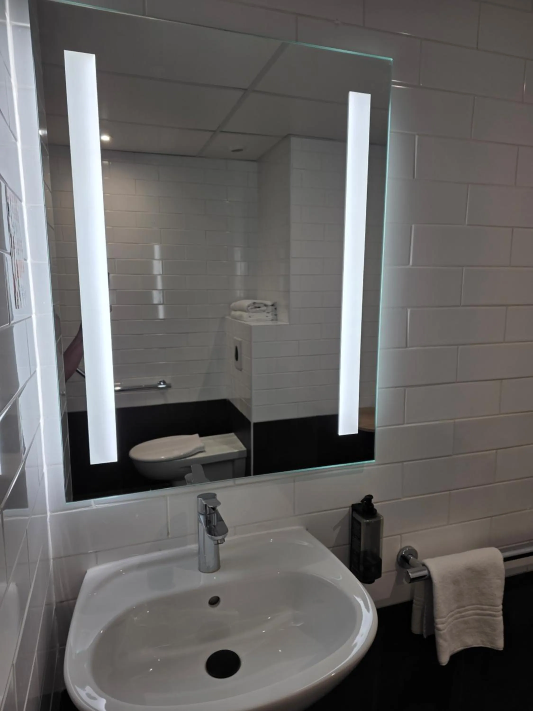 Bathroom in ibis Chateauroux