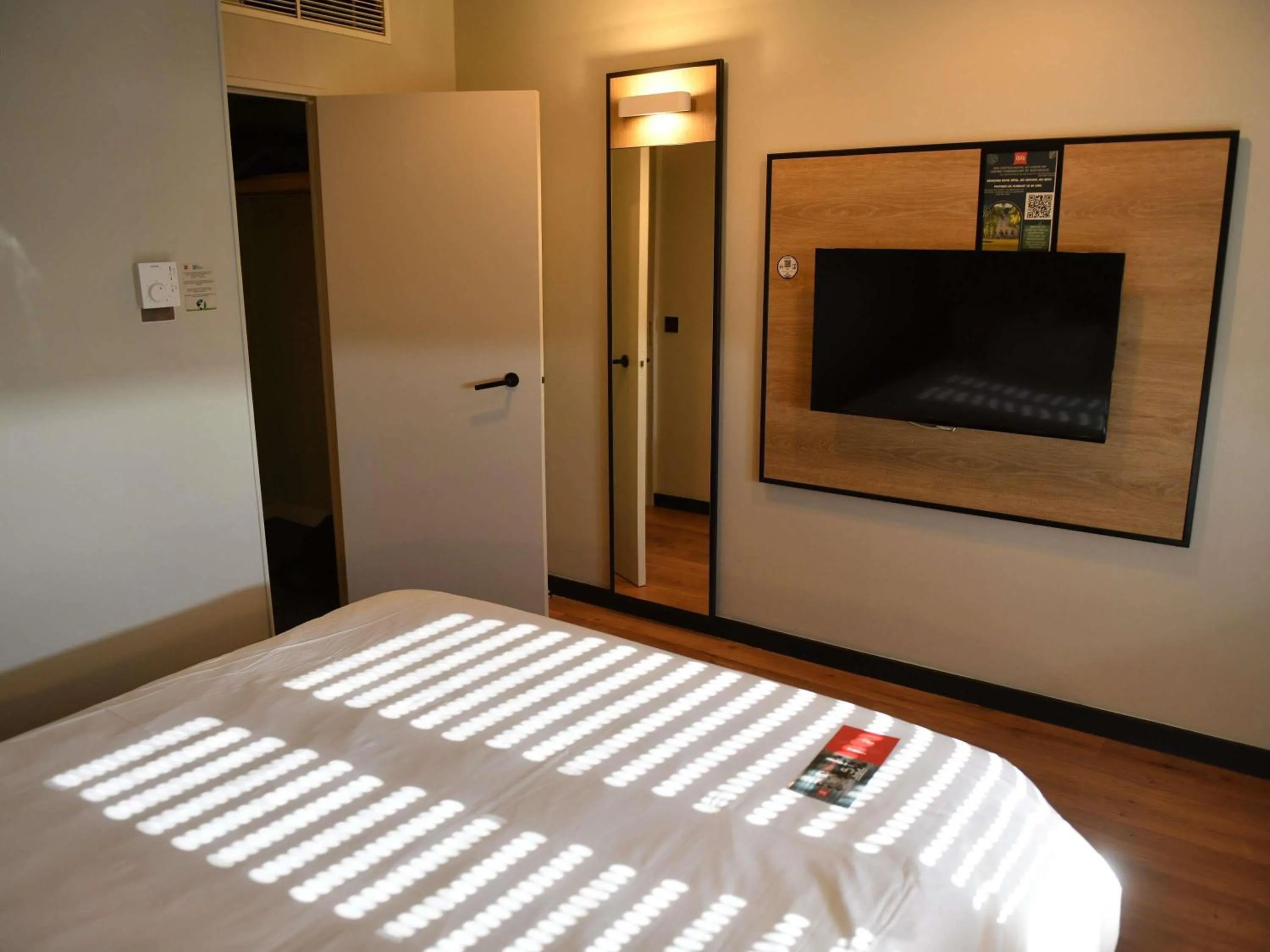 Bedroom, Bed in ibis Chateauroux