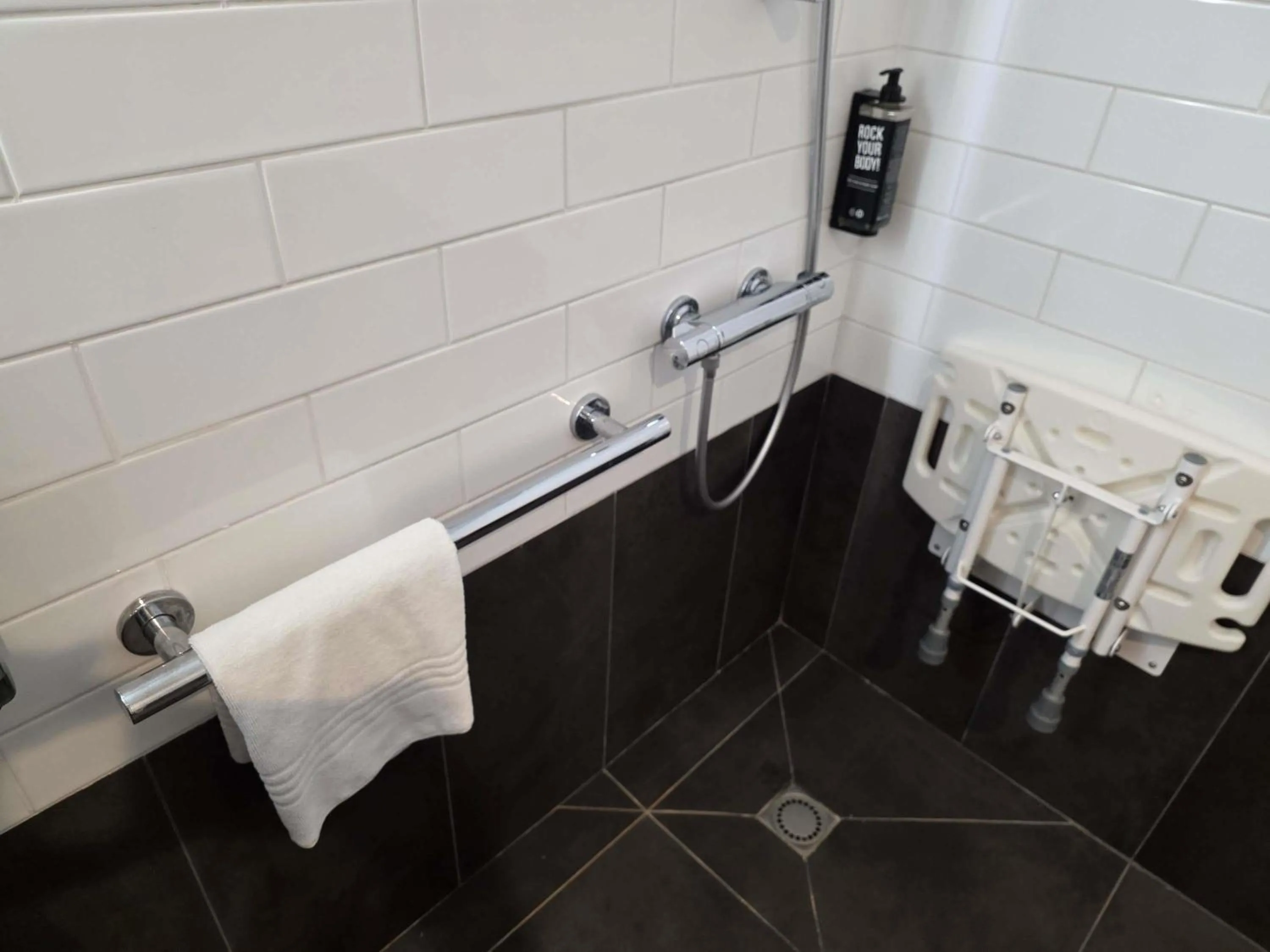 Bedroom in ibis Chateauroux