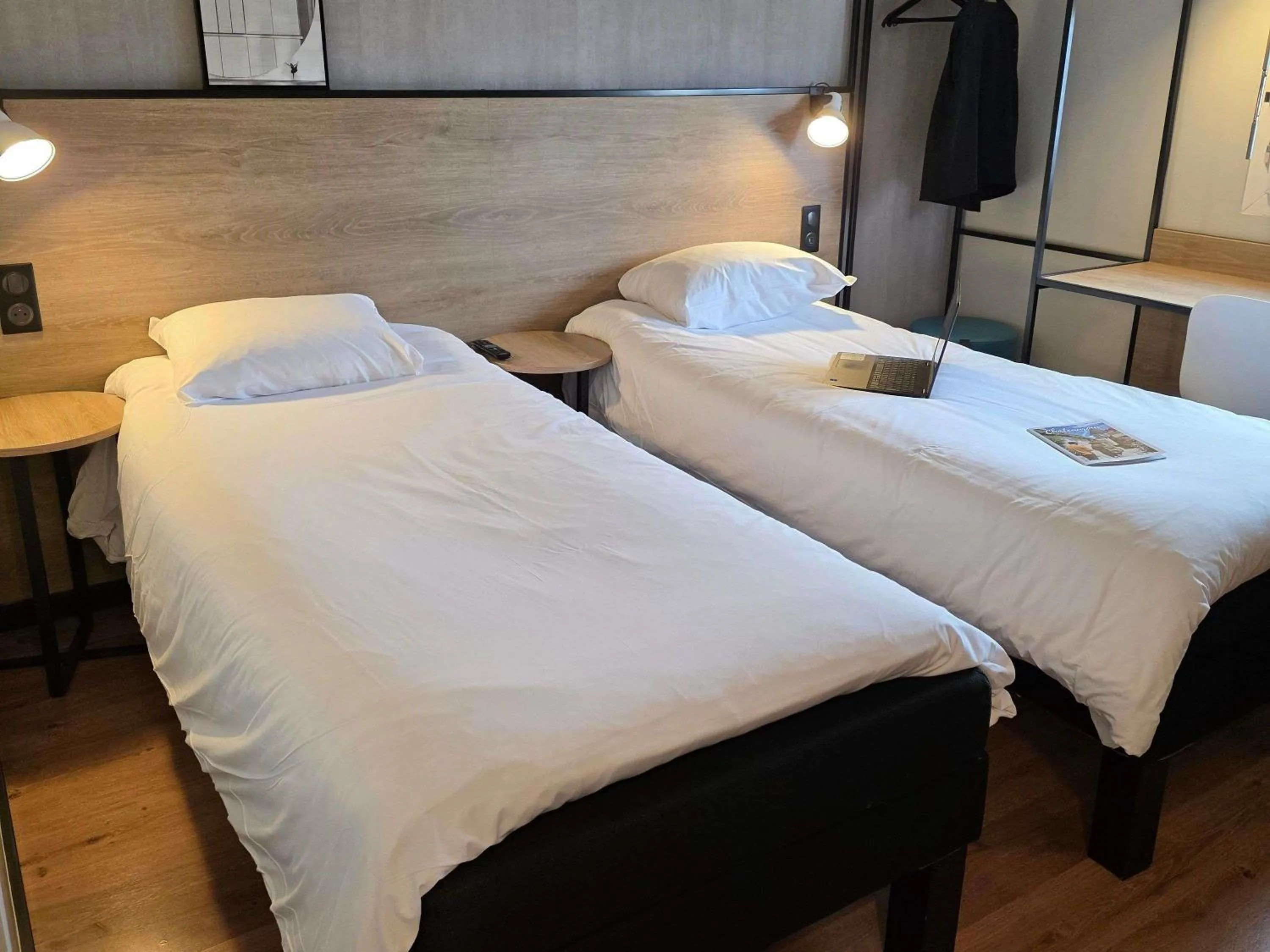 Bedroom, Bed in ibis Chateauroux