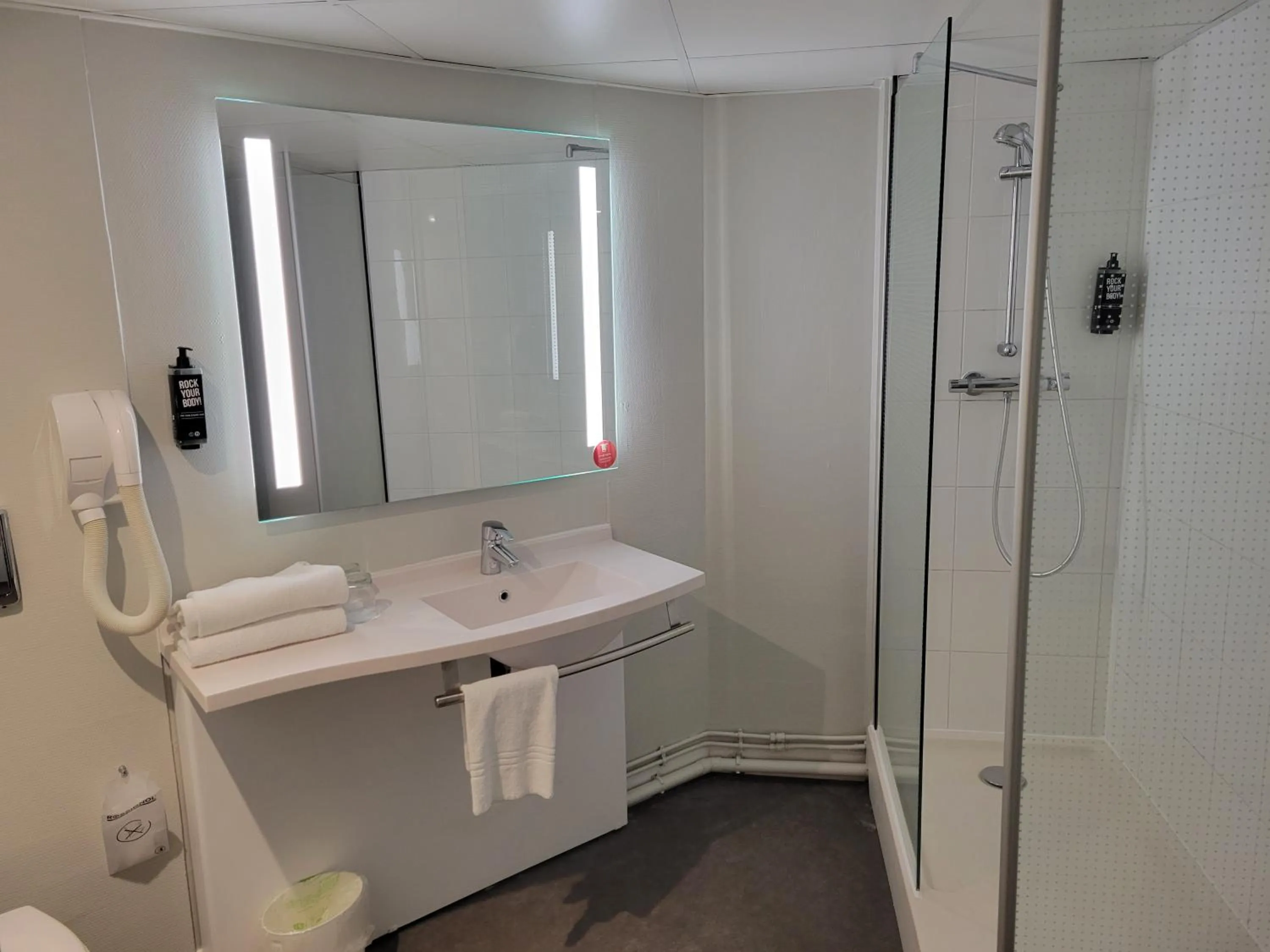 Shower in ibis Chateauroux