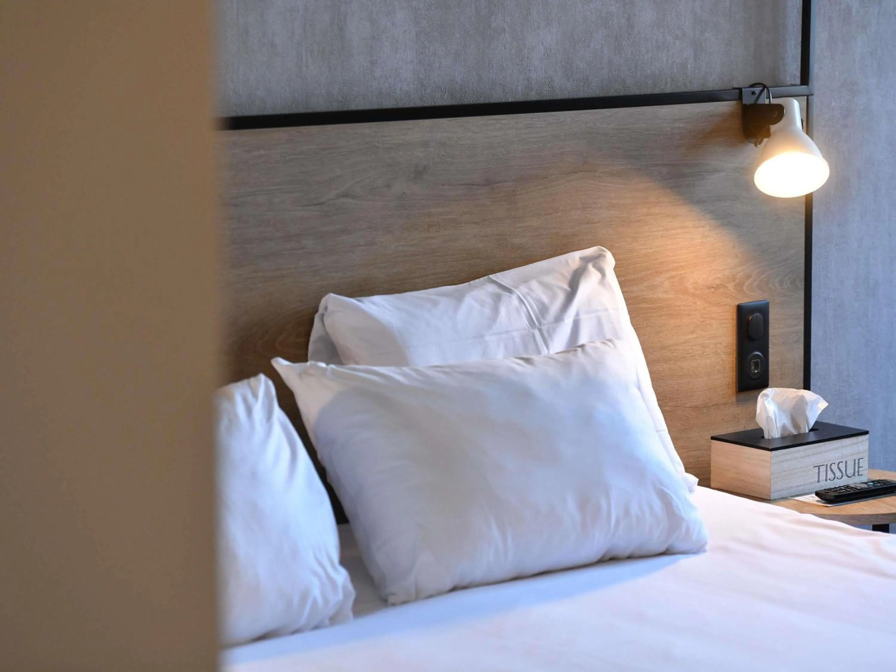 Bedroom, Bed in ibis Chateauroux