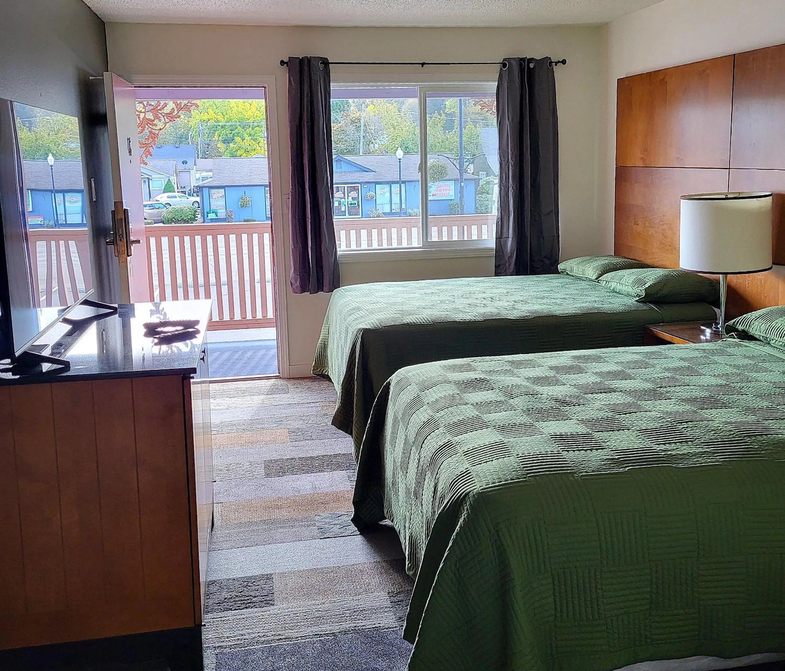 Photo of the whole room, Bed in Shelton Inn