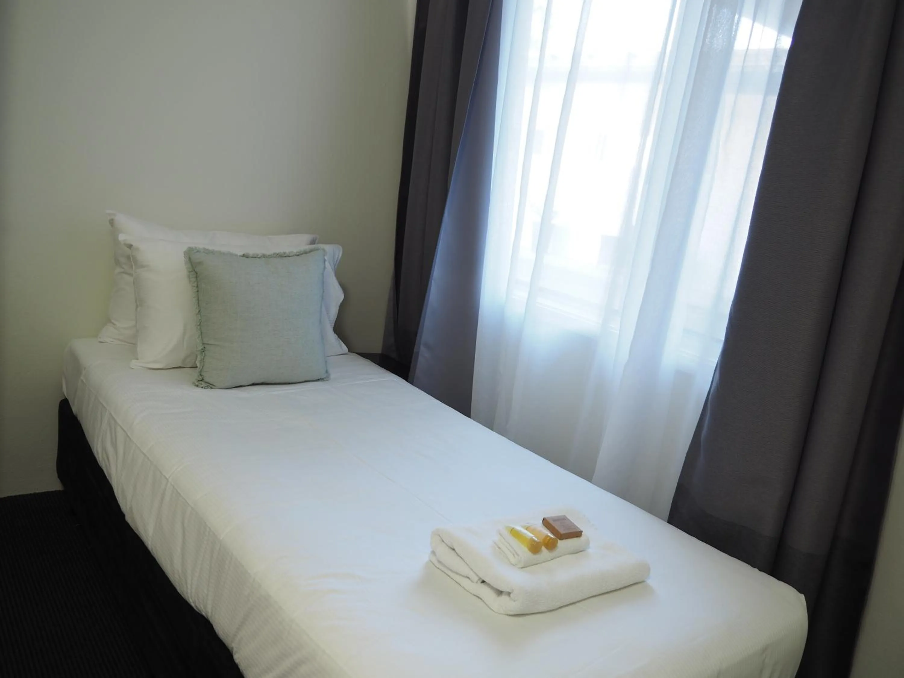 Bed in The Esplanade Motel