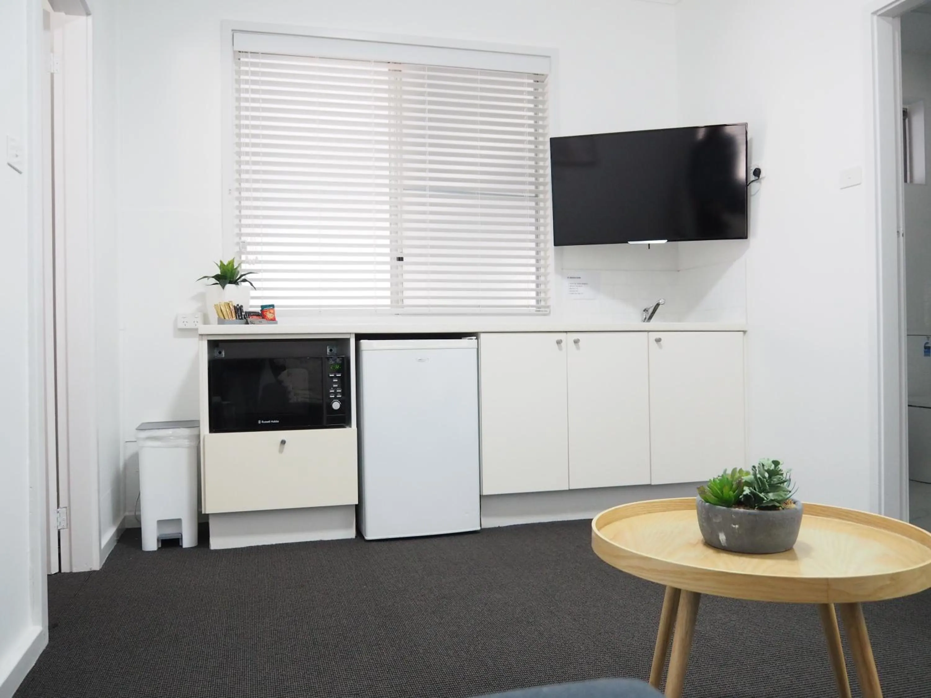 Kitchen or kitchenette in The Esplanade Motel