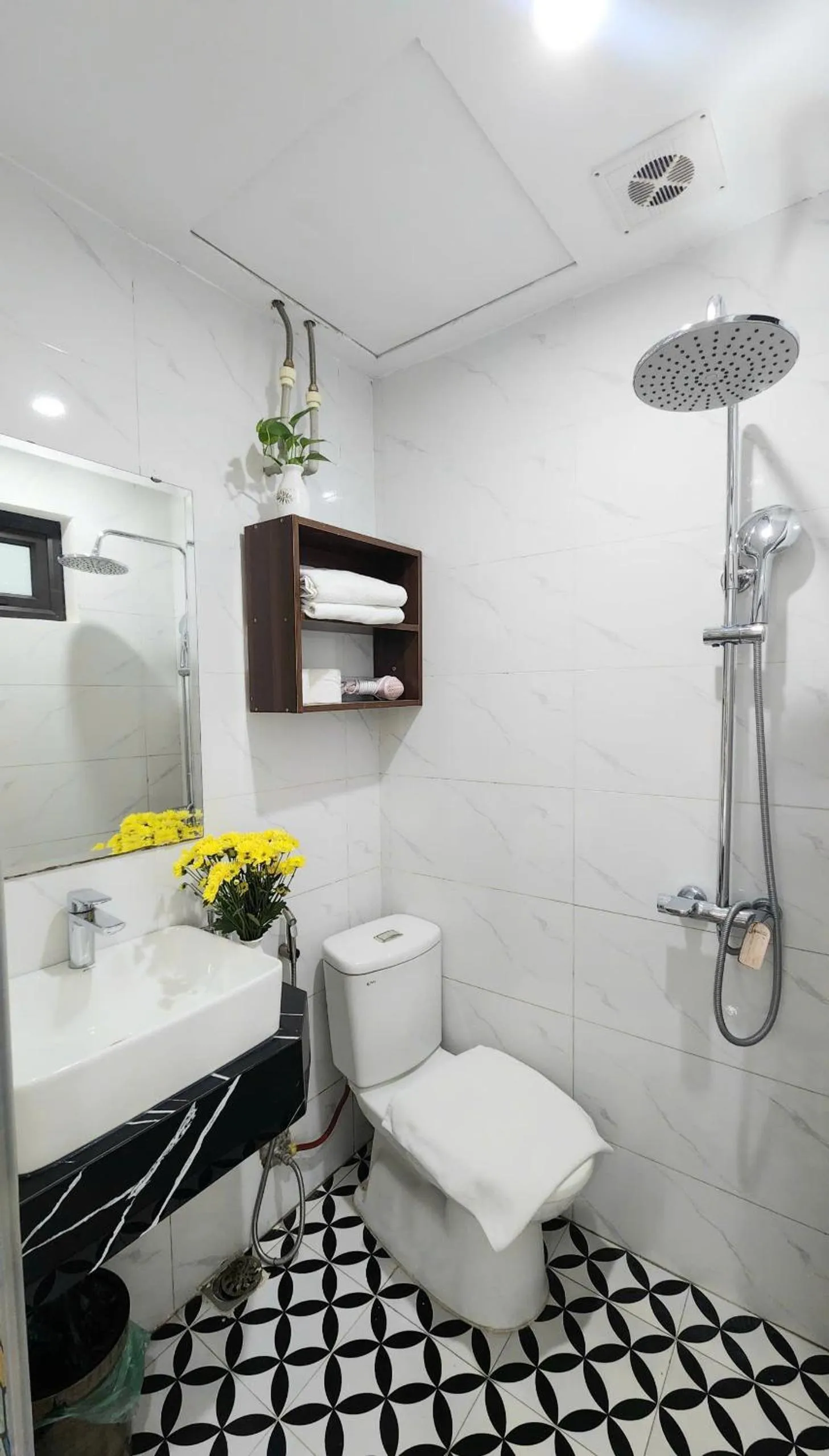 Shower in The Ambery Hanoi Boutique Hotel & Travel