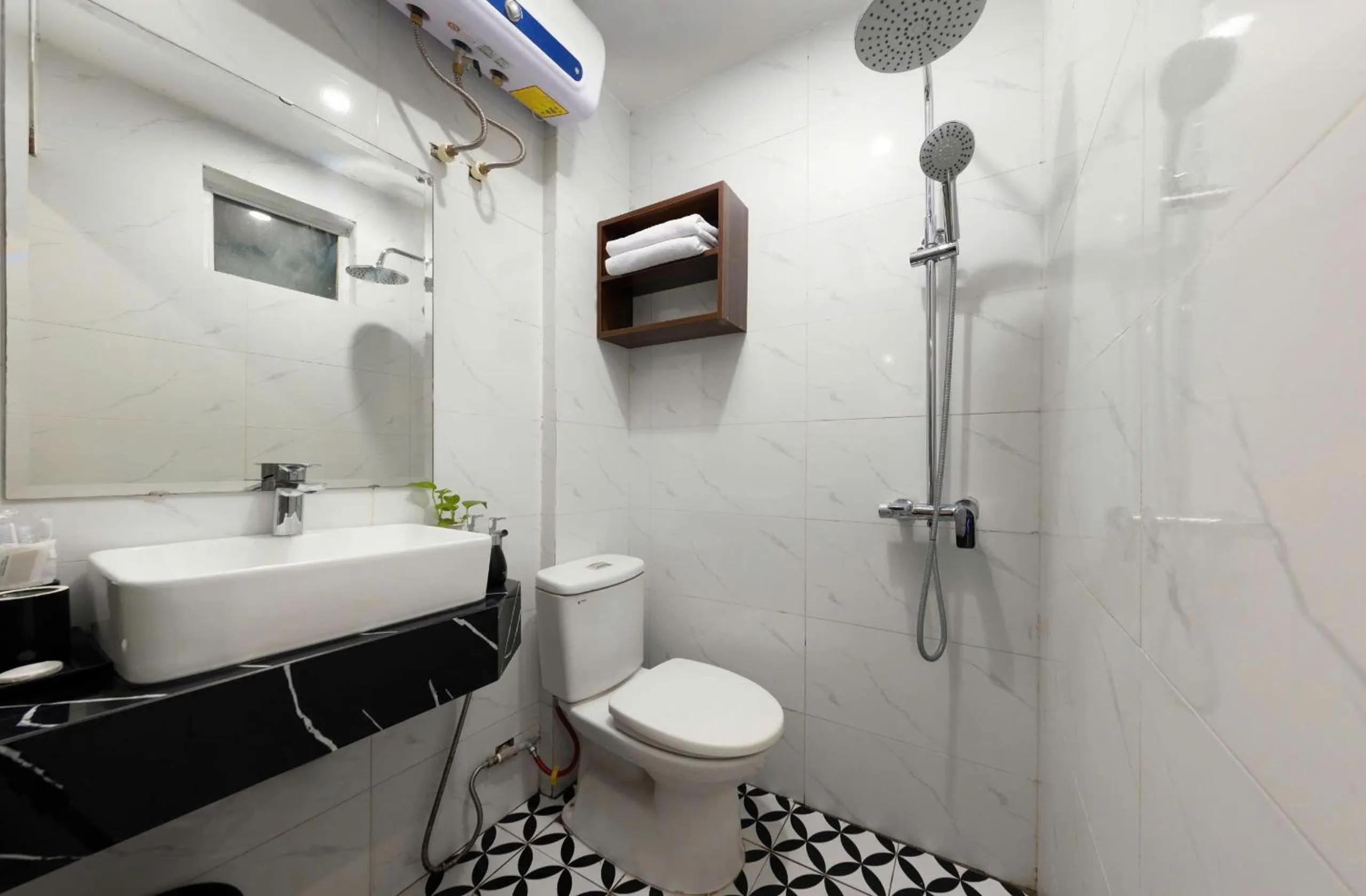 Shower in The Ambery Hanoi Boutique Hotel & Travel