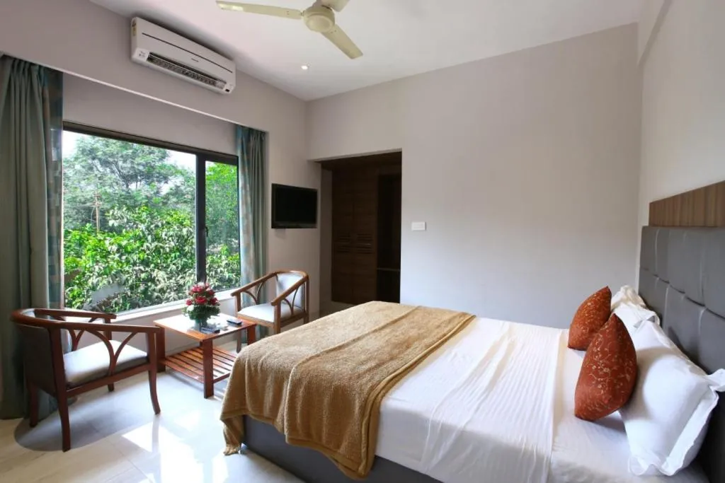 Photo of the whole room, Bed in Lake View Resort Lonavala