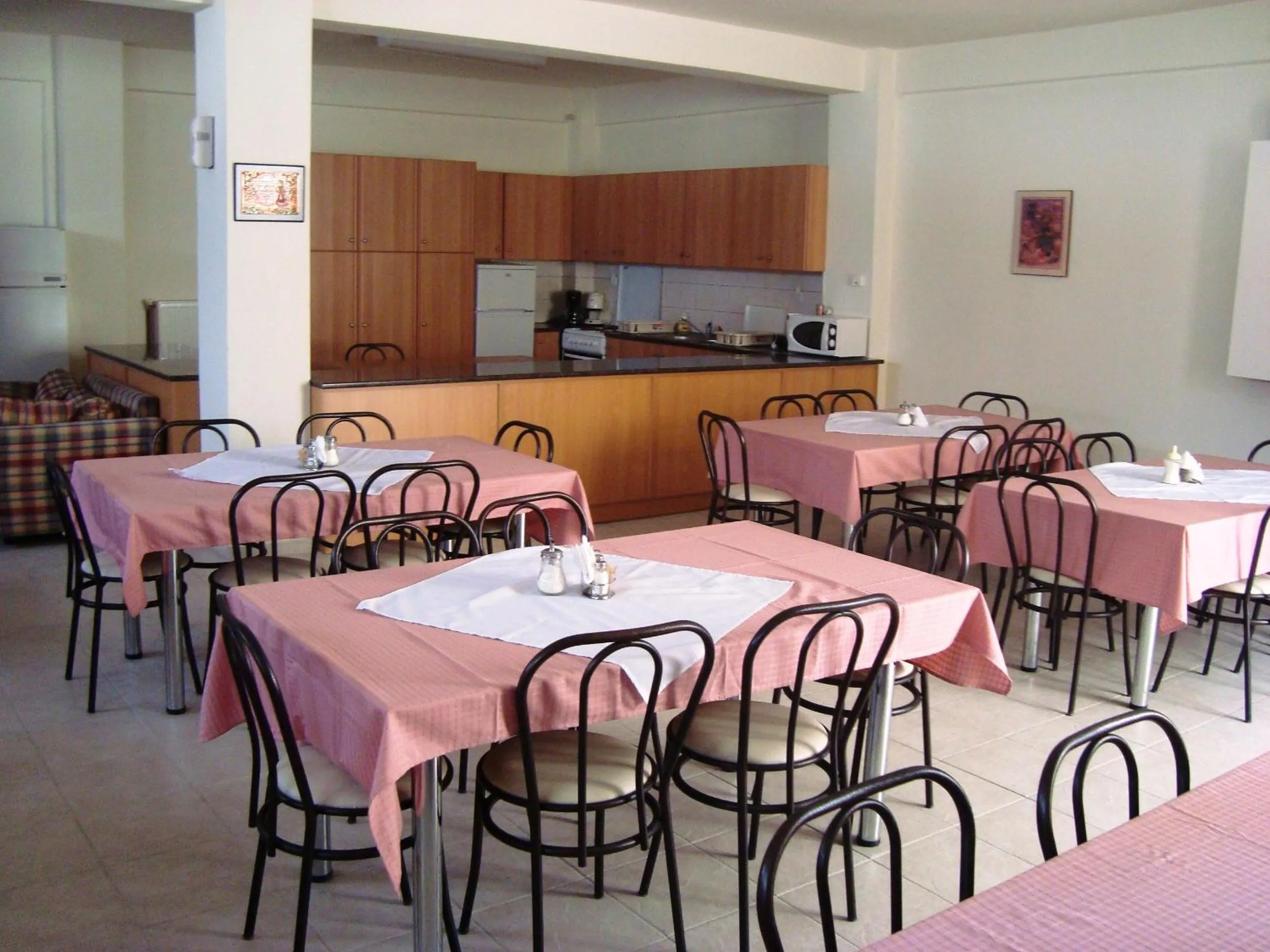 Communal lounge/ TV room in Estia