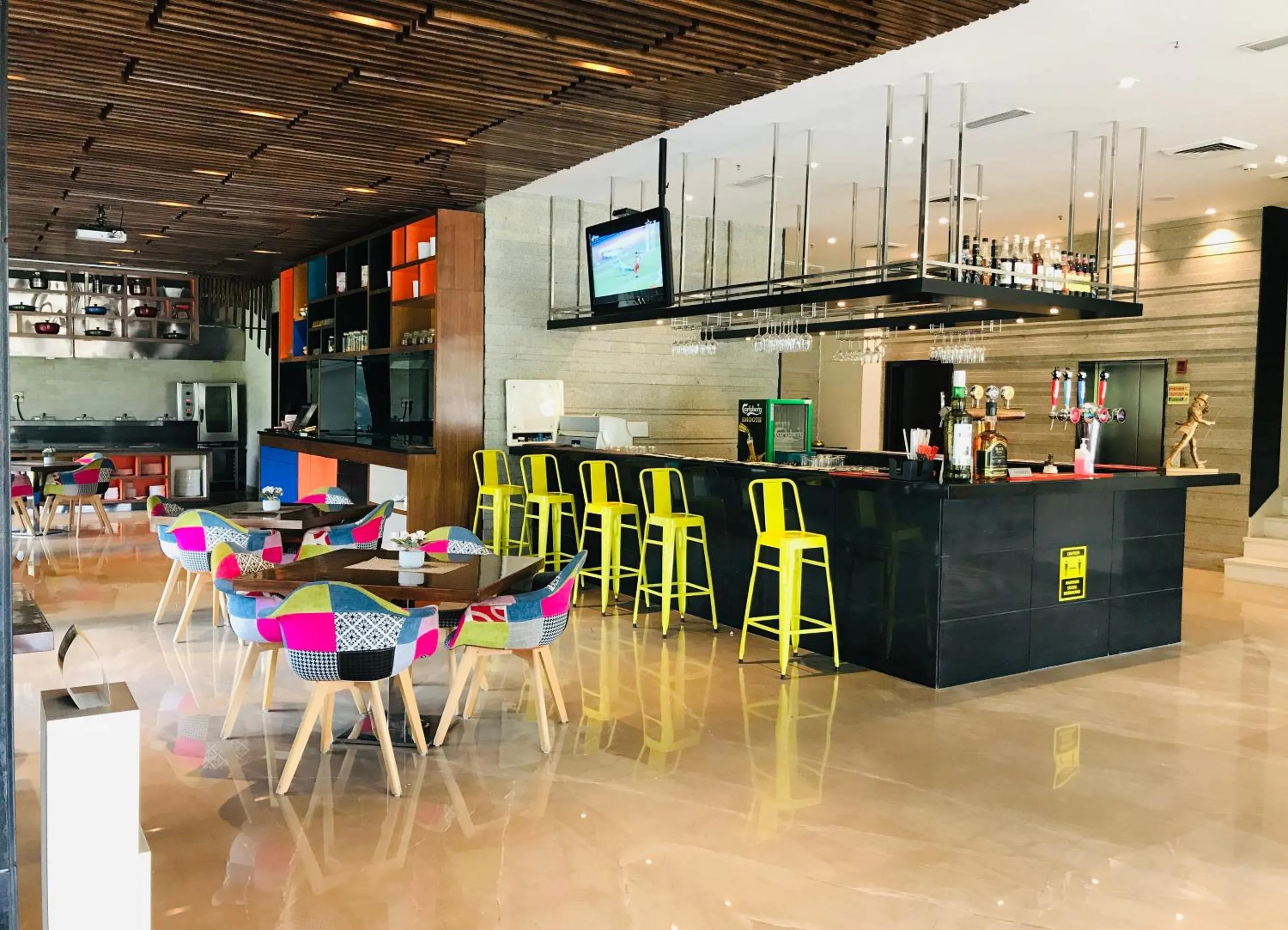 Restaurant/places to eat in Golden Tulip City Centre Gurgaon