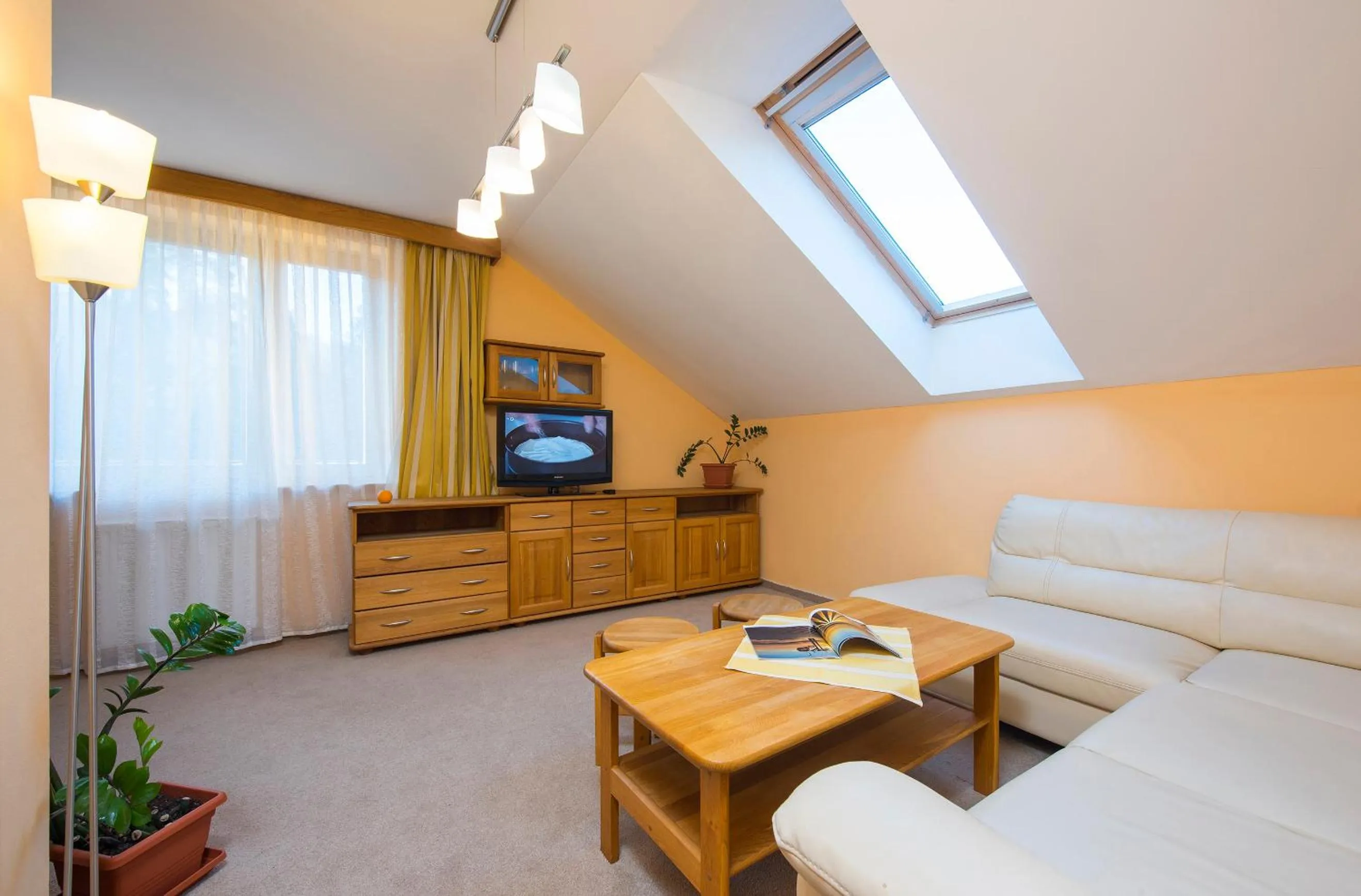 Living room, Bed in Hotel Polovnik