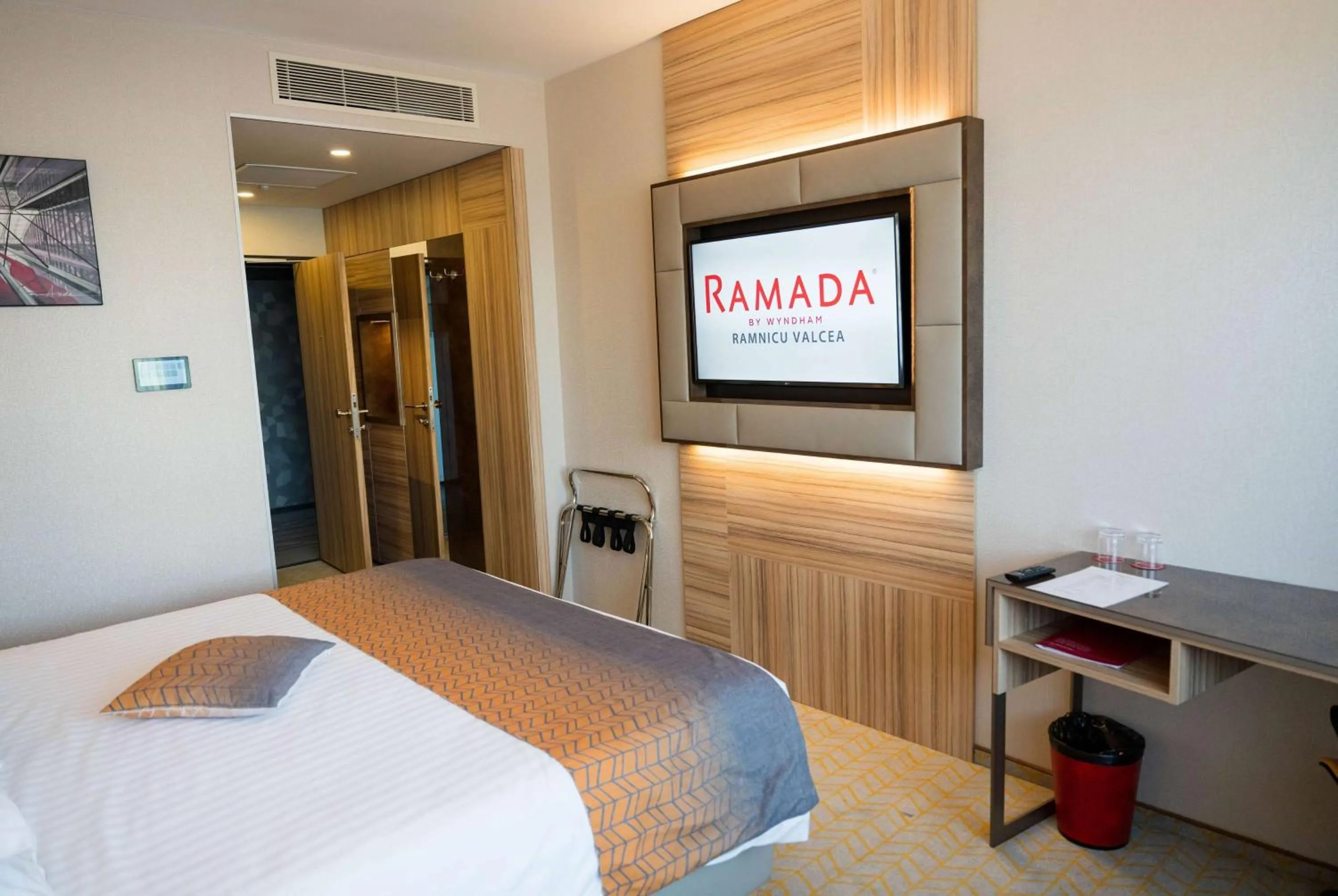Photo of the whole room, Bed in Ramada by Wyndham Ramnicu Valcea