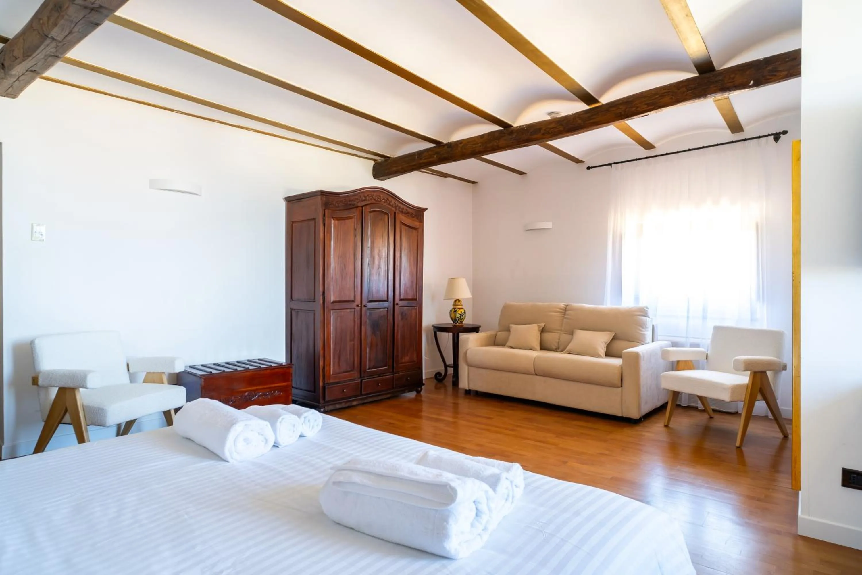 wardrobe, Bed in Villa Vittoria Hotel