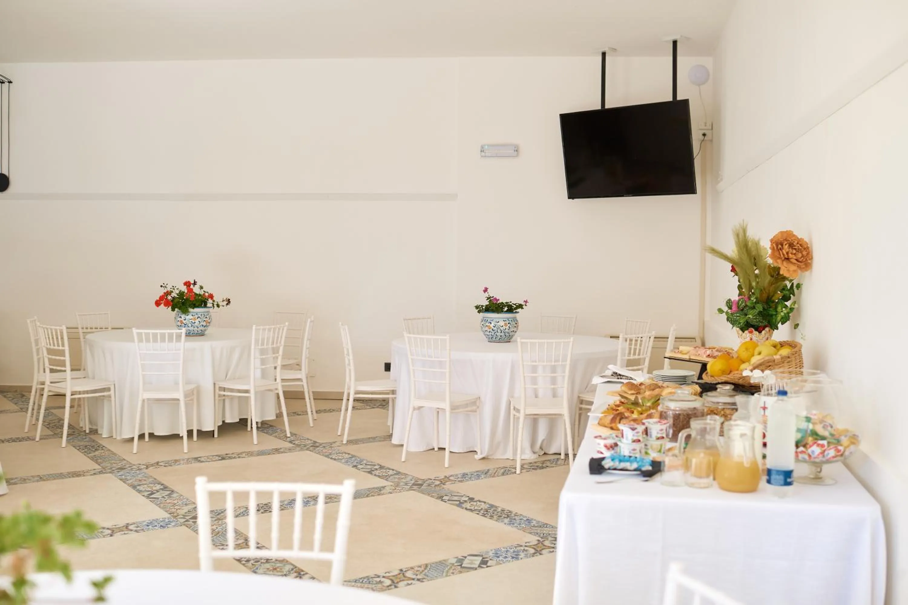 Food and drinks in Villa Vittoria Hotel