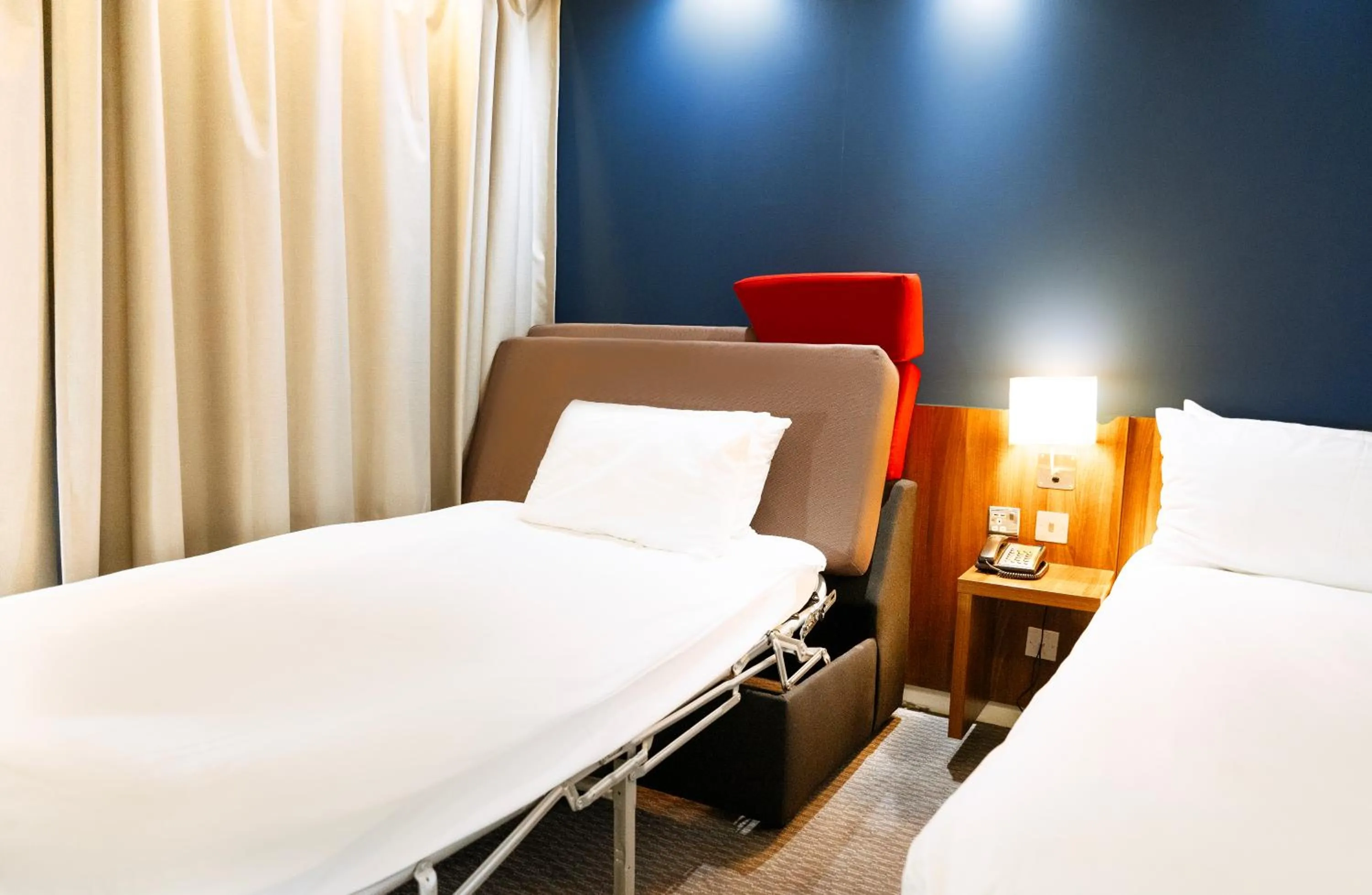 Bed in Holiday Inn Express Harlow by IHG