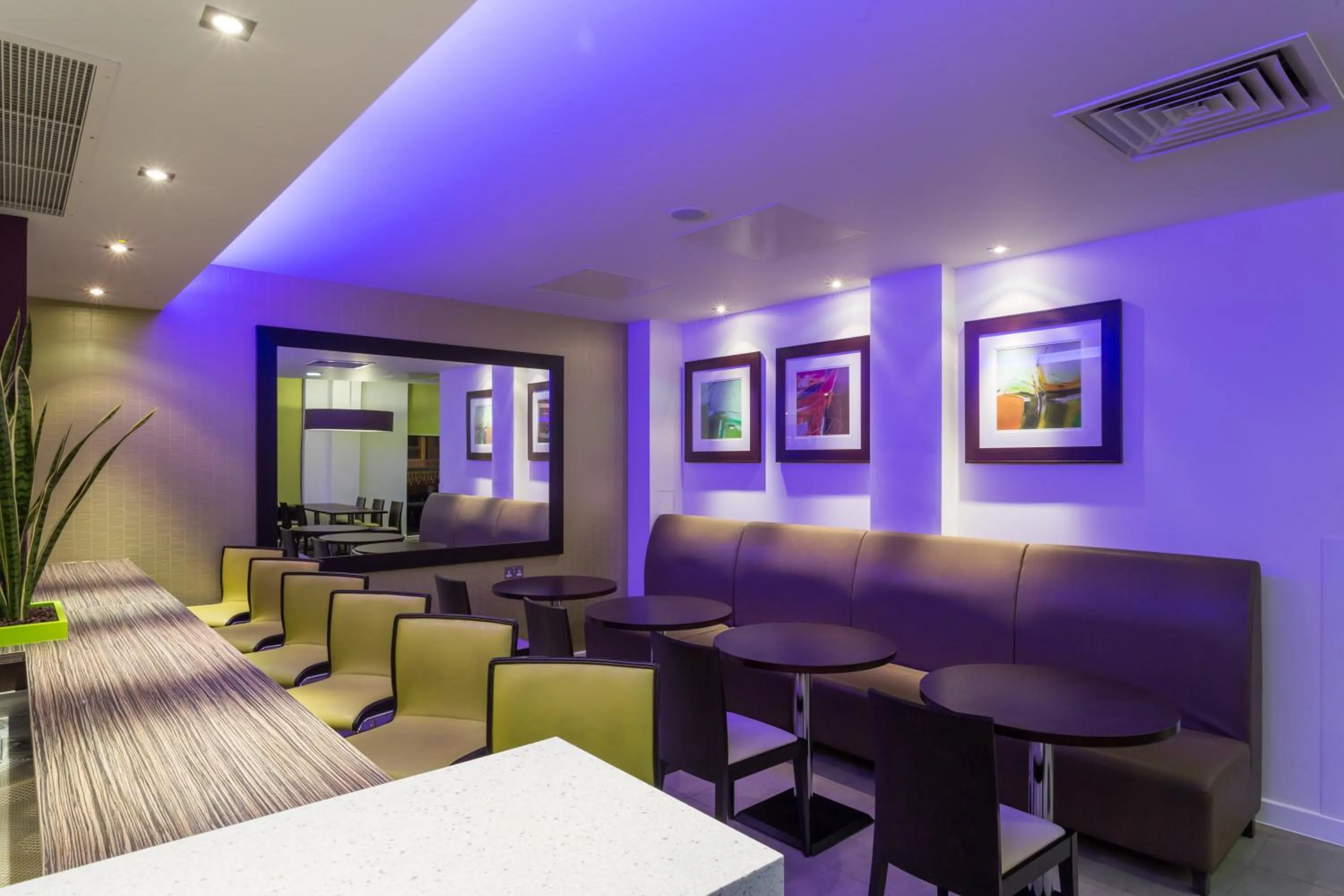 Lounge or bar in Holiday Inn Express Harlow by IHG