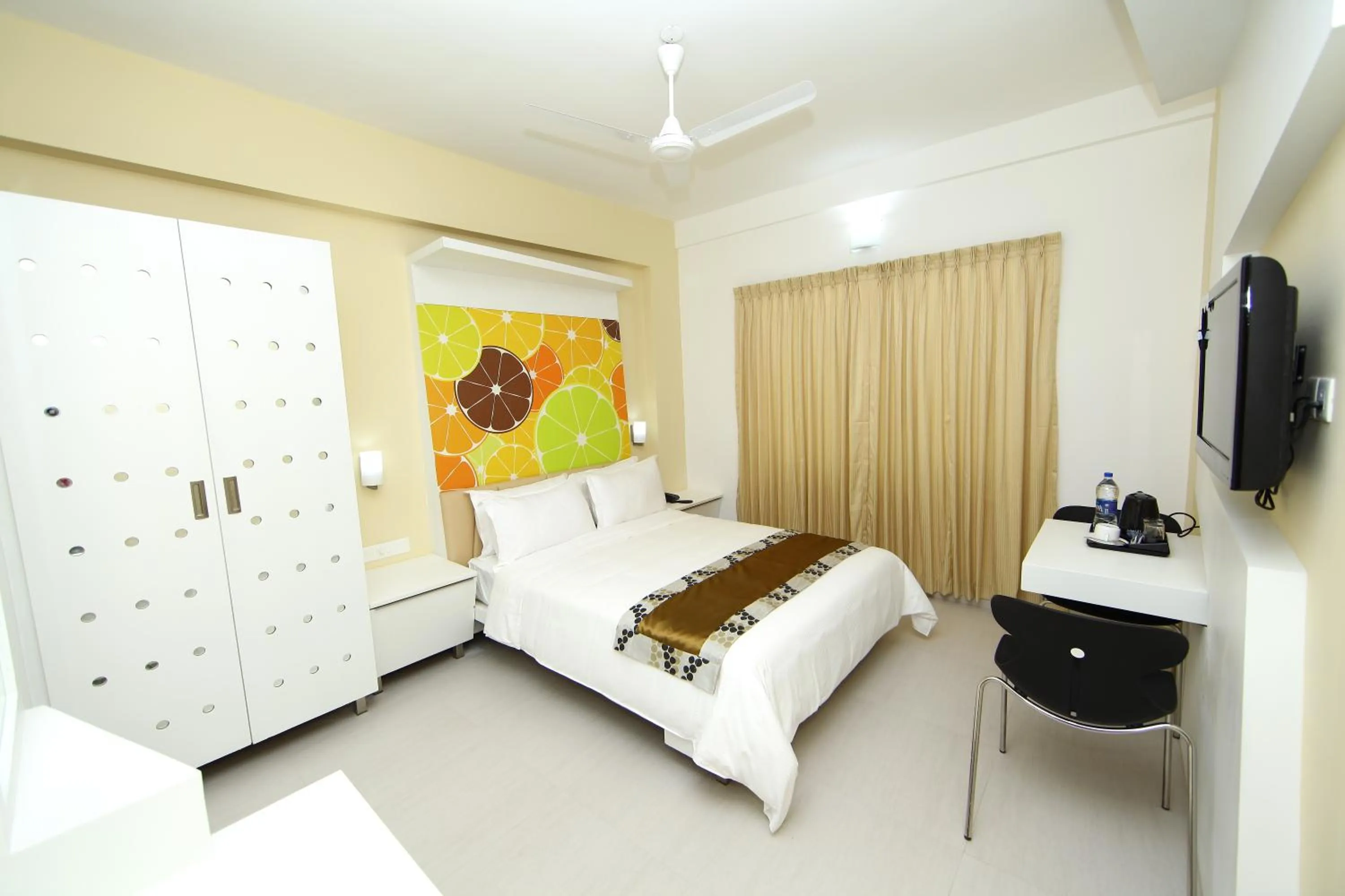 Bedroom, Bed in Millennium Continental