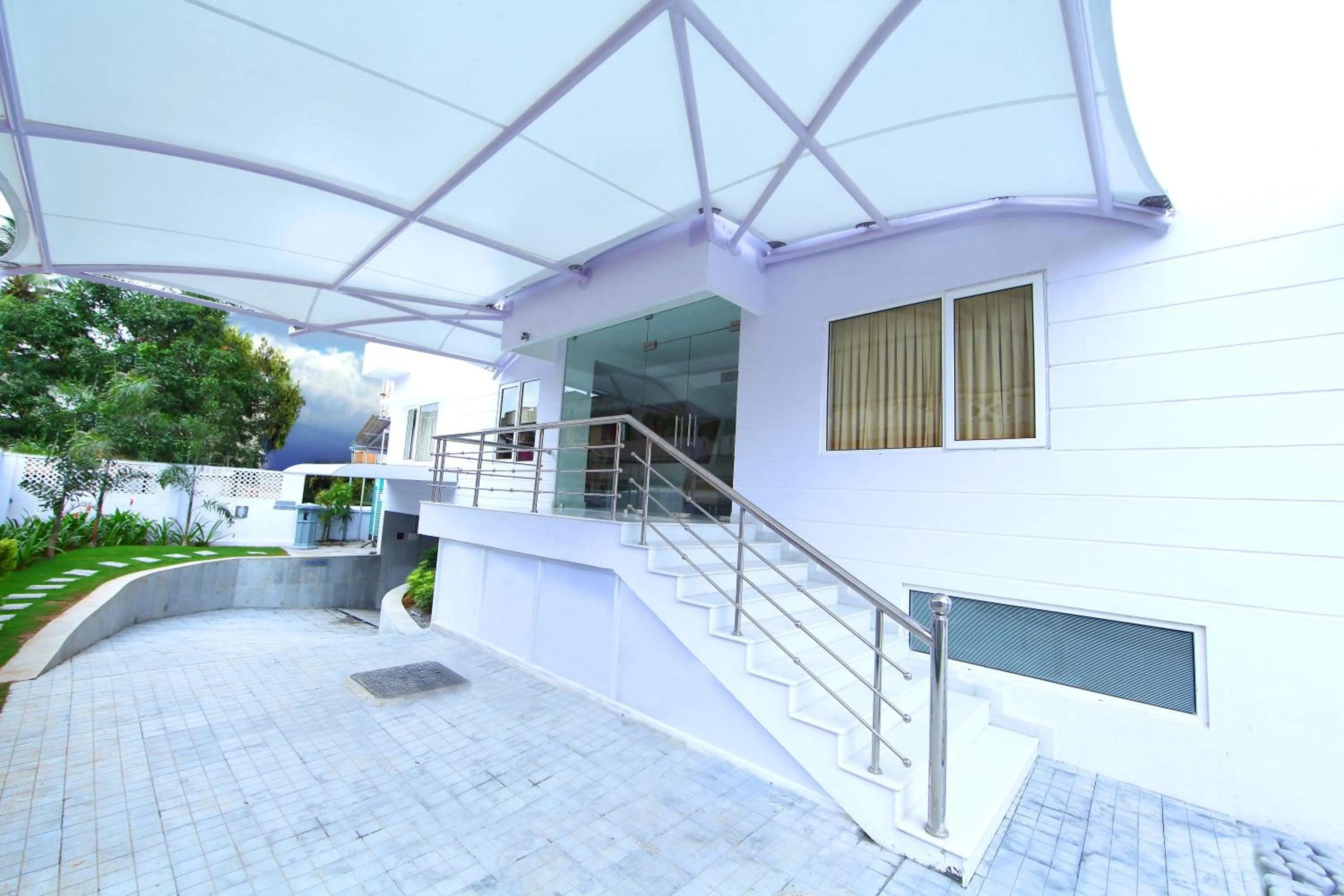 Facade/entrance in Millennium Continental