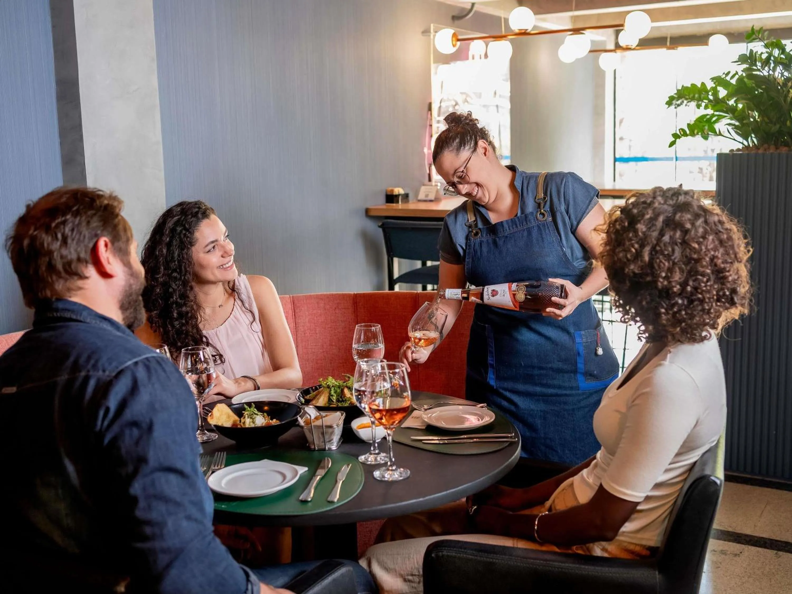 Restaurant/places to eat in Novotel SP Jardins