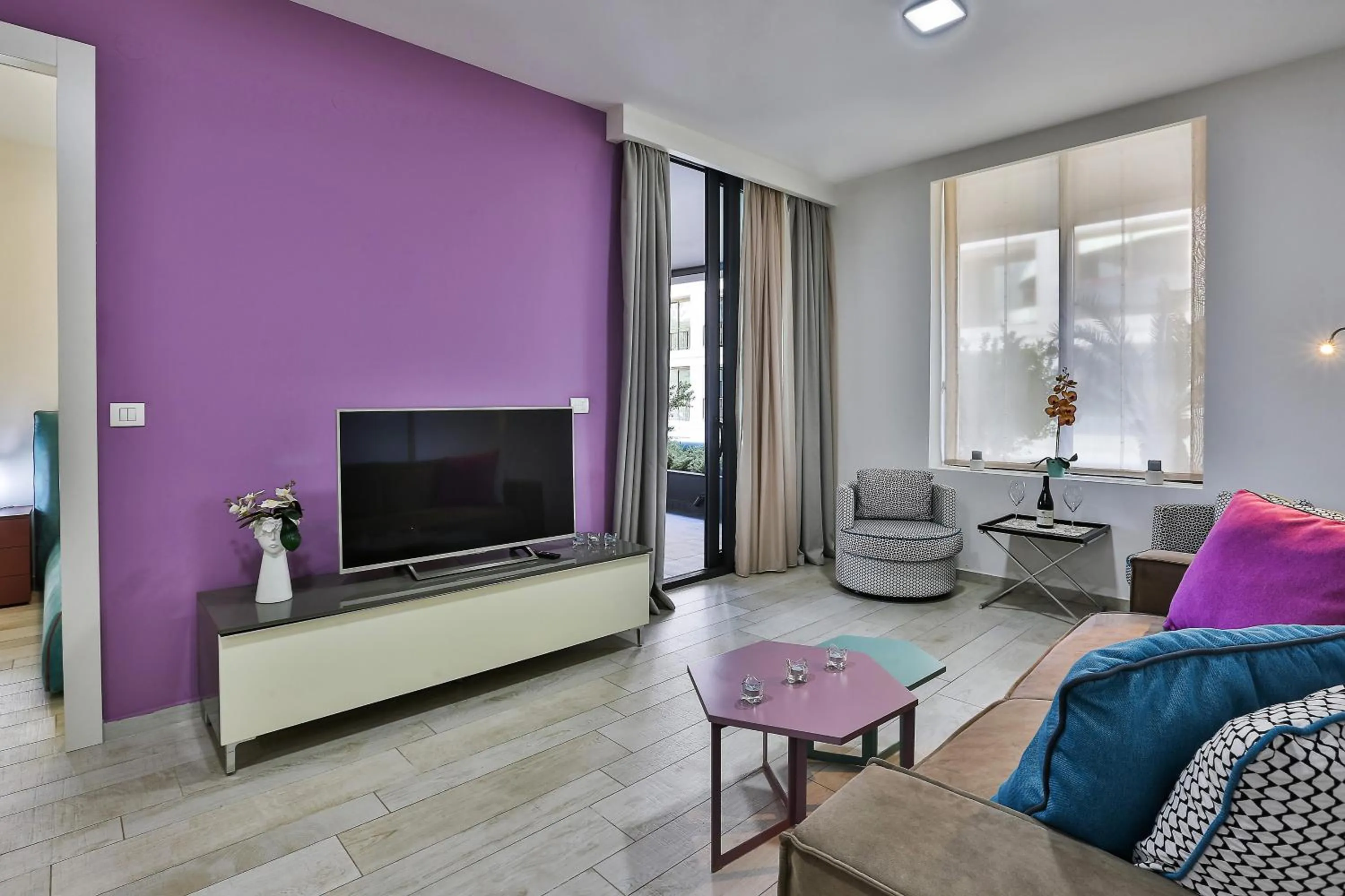 TV and multimedia in Royal Gardens Paradise