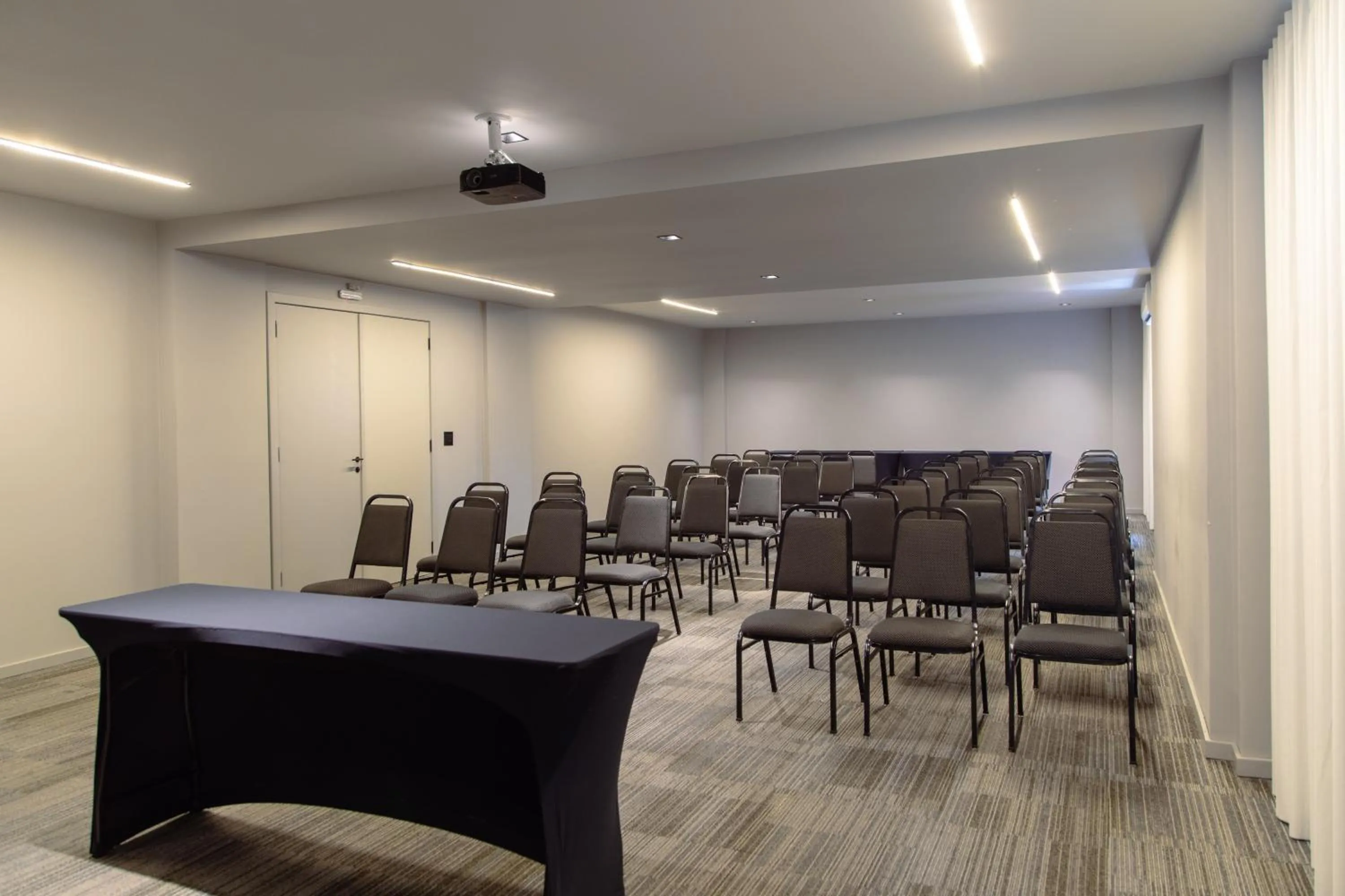 Meeting/conference room in Slim Curitiba Alto da XV
